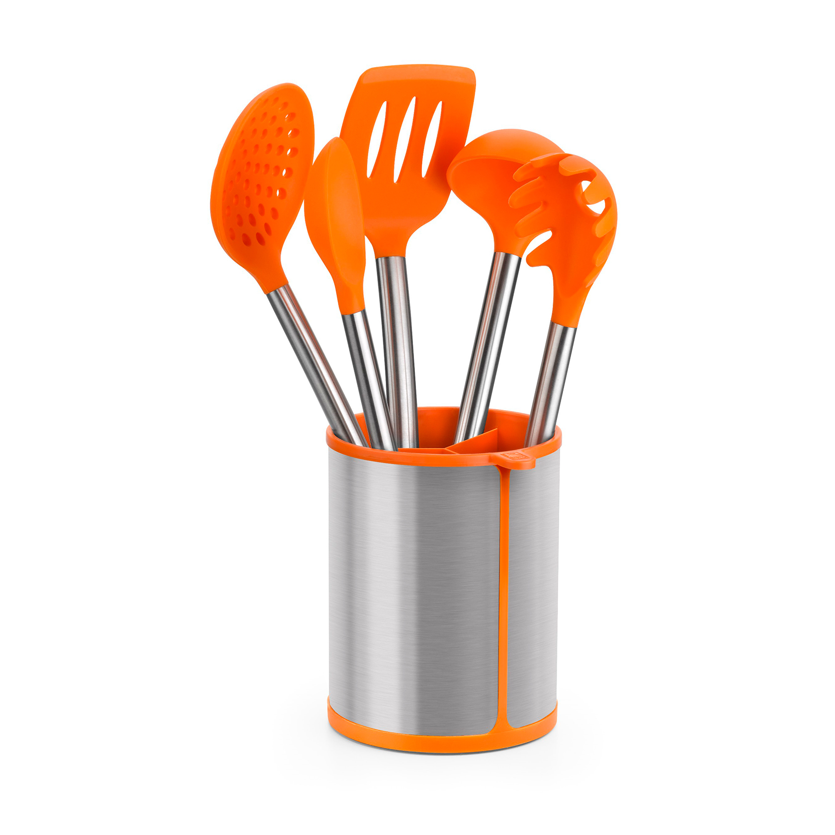 Utensili da cucina arancioni in un supporto argentato su bianco.