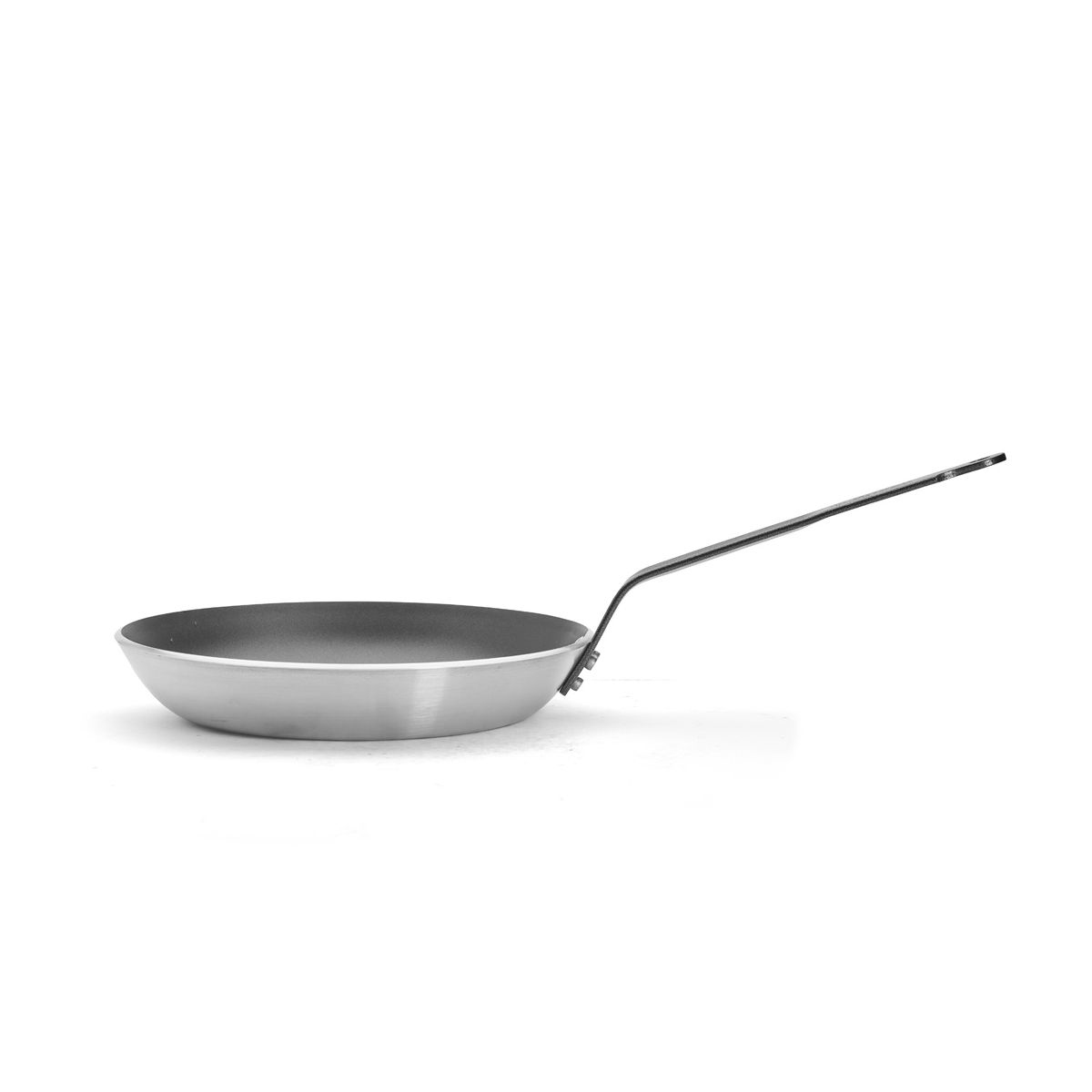 Bratpfanne mit langem Griff. Das Innere ist grau. Der Hintergrund ist weiß.