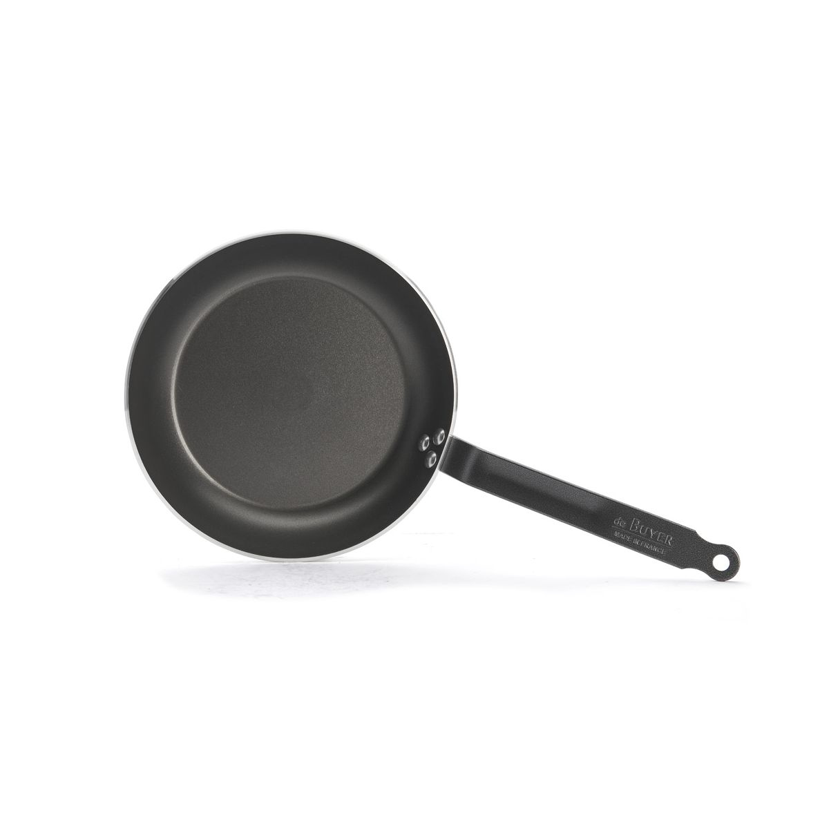 Schwarze Bratpfanne mit langem Griff. Die Pfanne ist leer. Weißer Hintergrund.