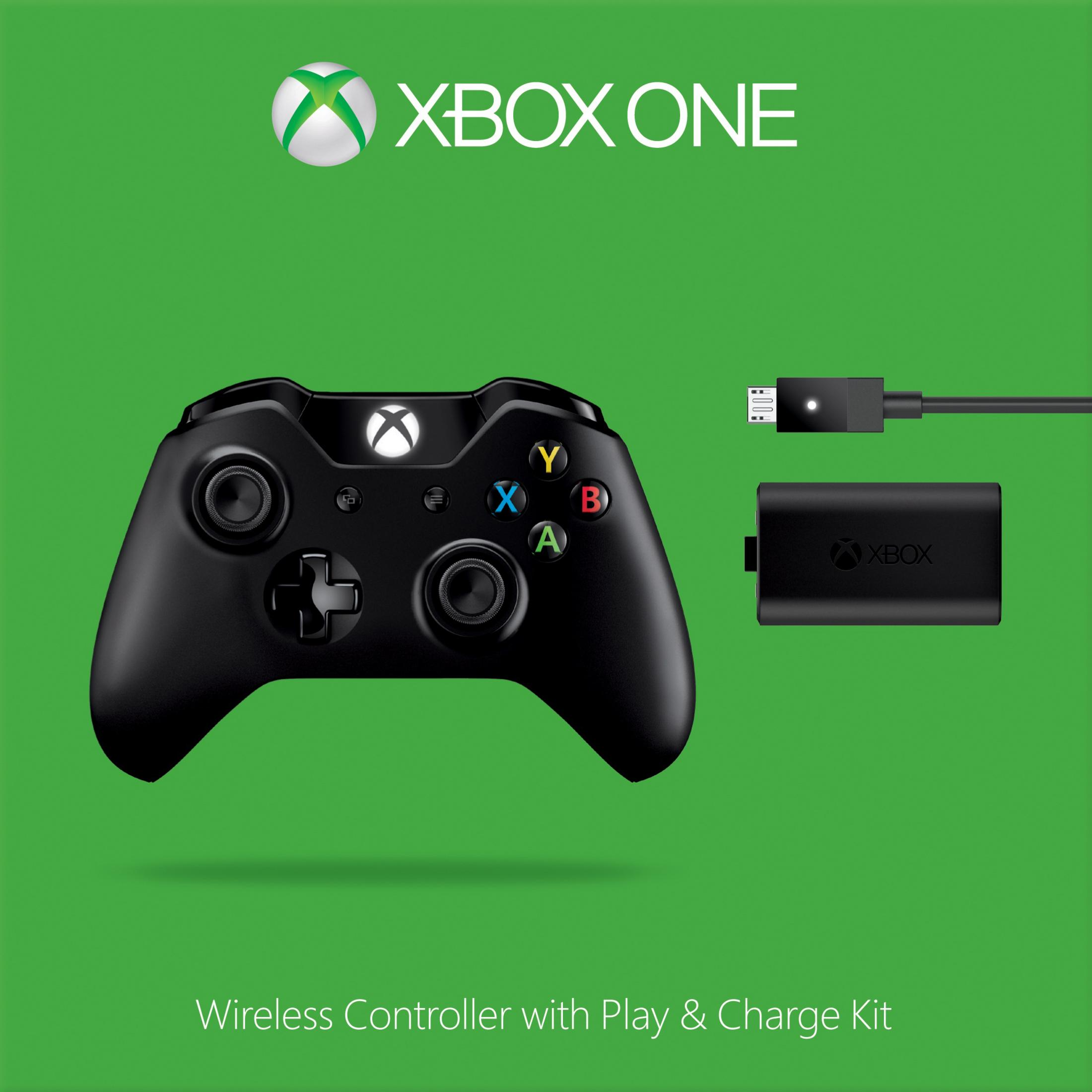 Schwarzer Xbox One Controller, ein Akku und ein Ladekabel auf grünem Hintergrund.