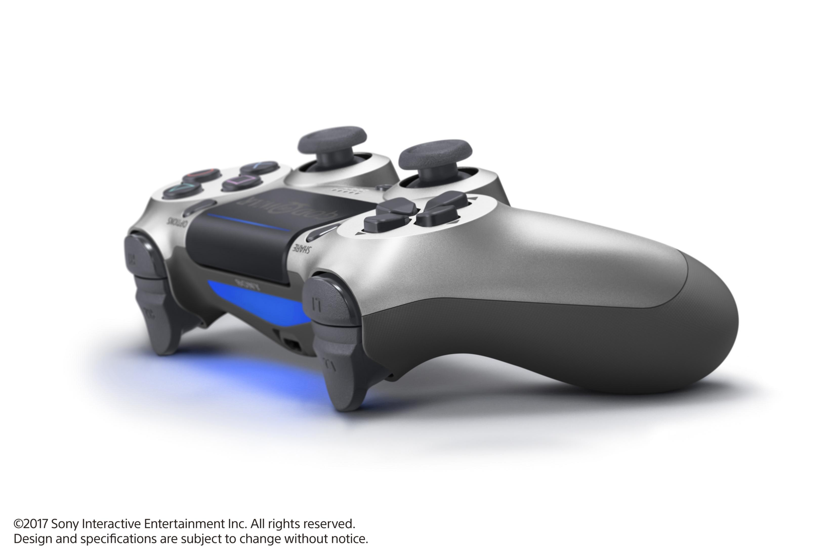 Silber-grauer PlayStation-Controller. Blaues Licht an der Unterseite.