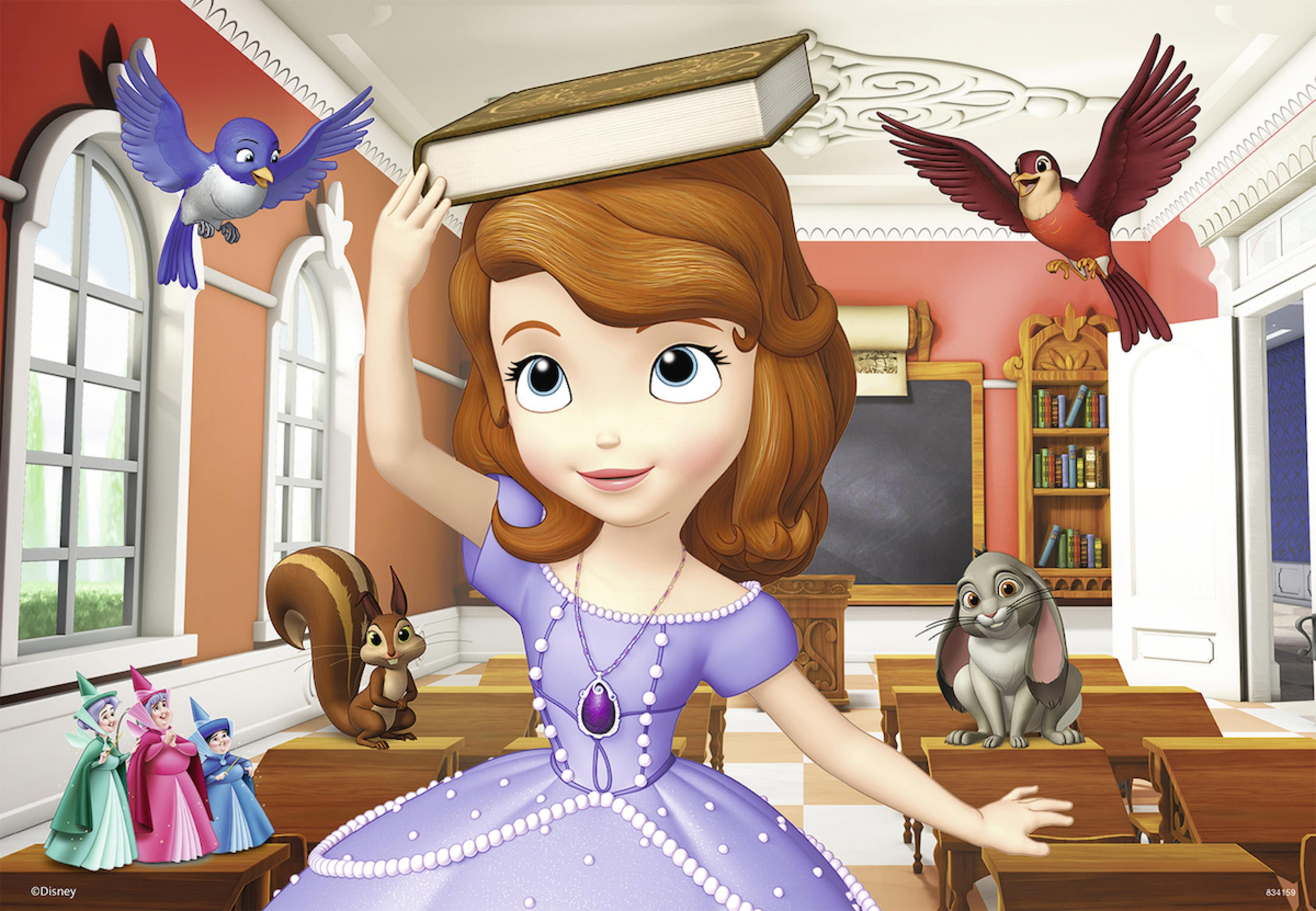 Cartoonbild von Sofia die Erste mit einem Buch auf dem Kopf, umgeben von animierten Figuren in einem Klassenzimmer.