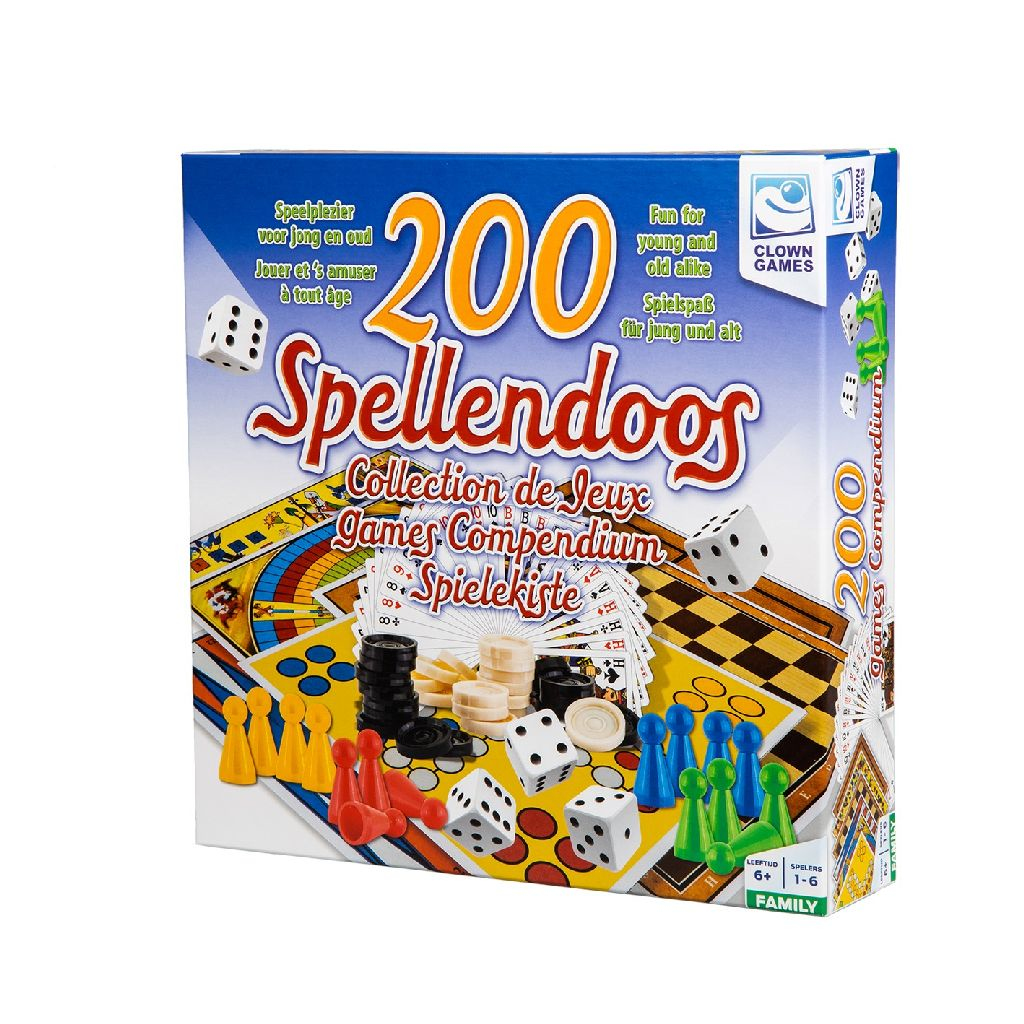 Een bordspeldoos met dobbelstenen en spelstukken verspreid, met meerdere talen geschreven.