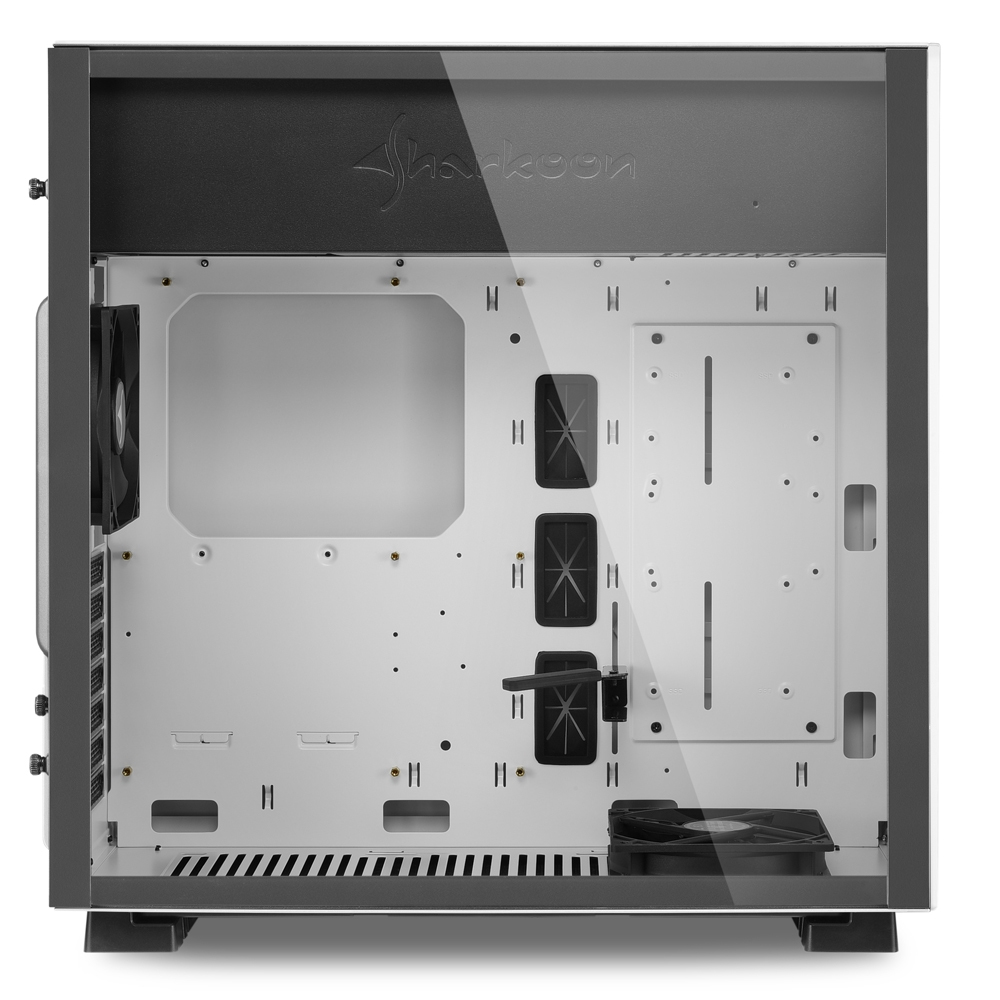 Interno di un case per computer con un lato in vetro. Il case è bianco con dettagli neri. Lo sfondo è bianco.