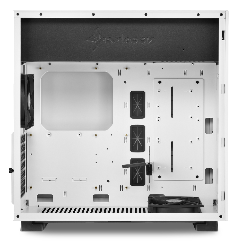 Interno di un case per computer bianco. Include ventola, aree di montaggio e fori di ventilazione, con logo Sharkoon.