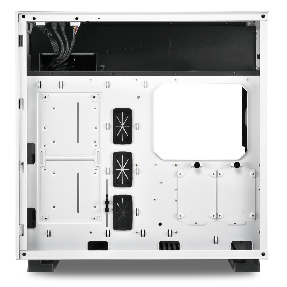 Interno di un case per computer bianco, con punti di montaggio e canaline per cavi neri. Nessun componente installato.