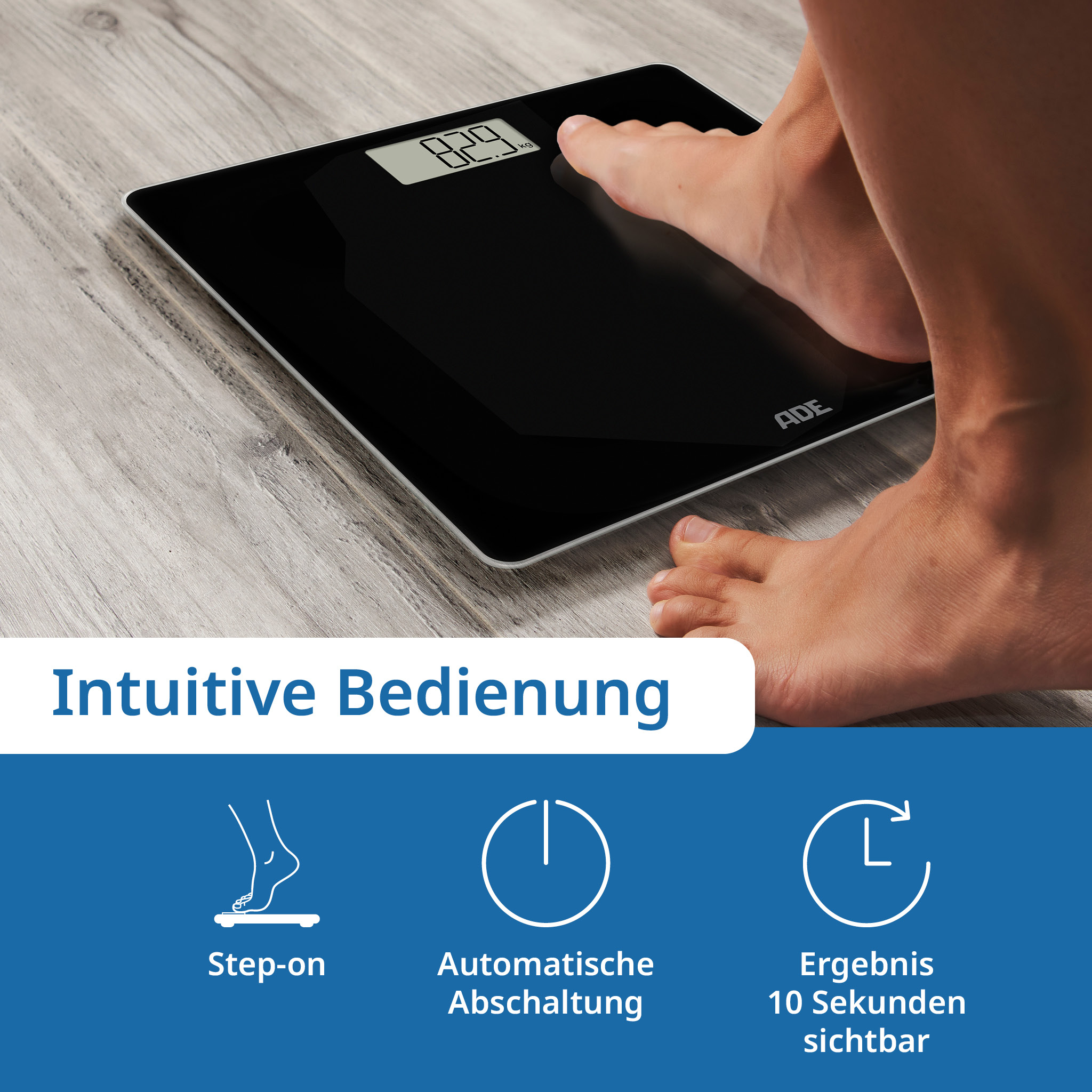 Piedi su una bilancia digitale nera che mostra 82,0 kg. Testo: Funzionamento intuitivo, step-on, auto-off.
