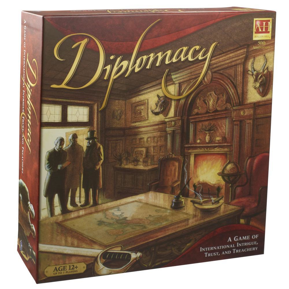 Caja del juego de mesa Diplomacy. Escena interior con figuras y chimenea, tablero en el escritorio.