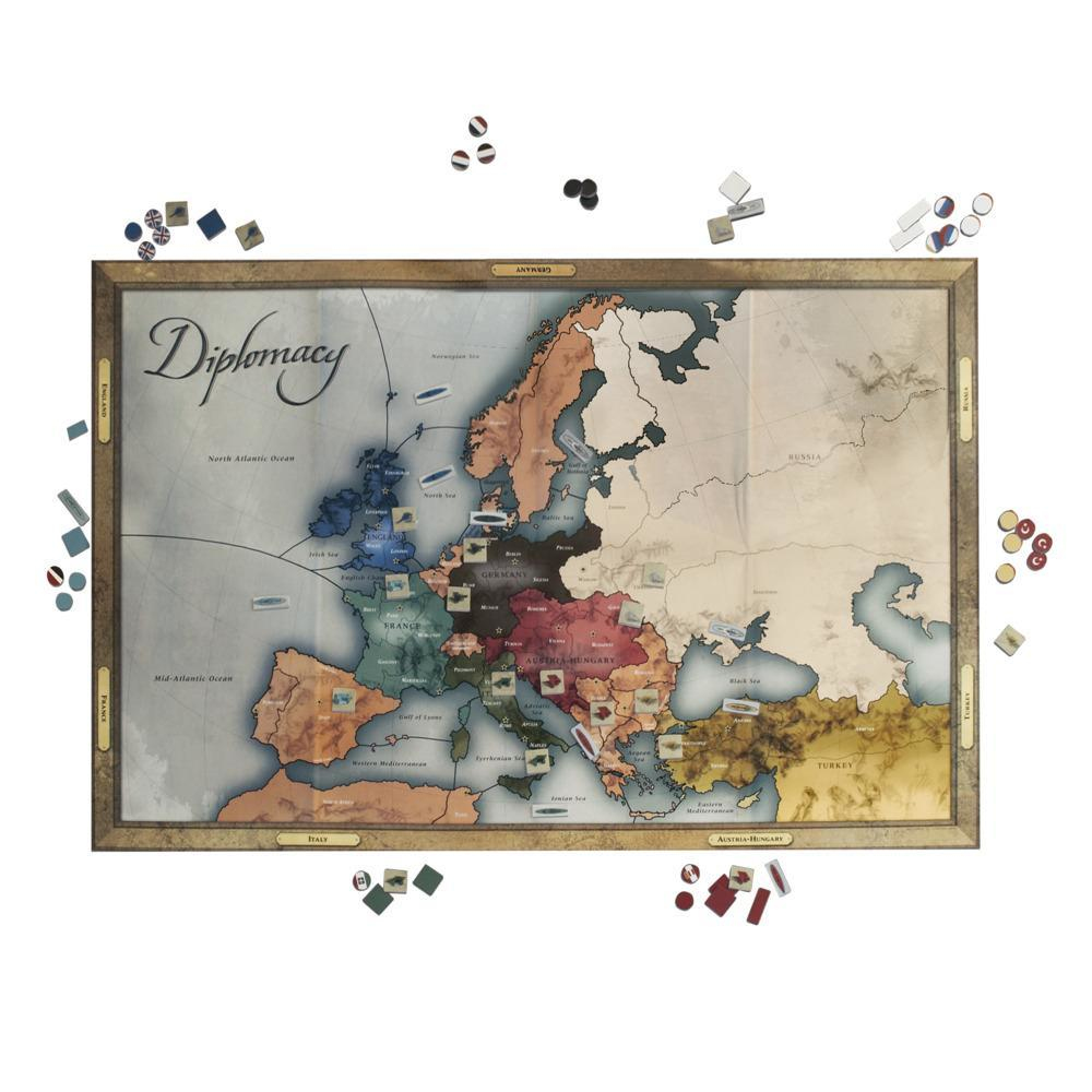 Un juego de mesa con un mapa de Europa. El juego se llama Diplomacia. Las piezas están dispersas.