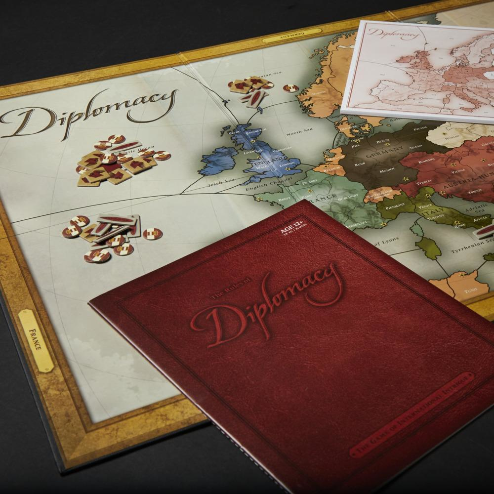 Juego de mesa Diplomacy en juego. Tablero con piezas, un libro de reglas y un mapa de Europa.