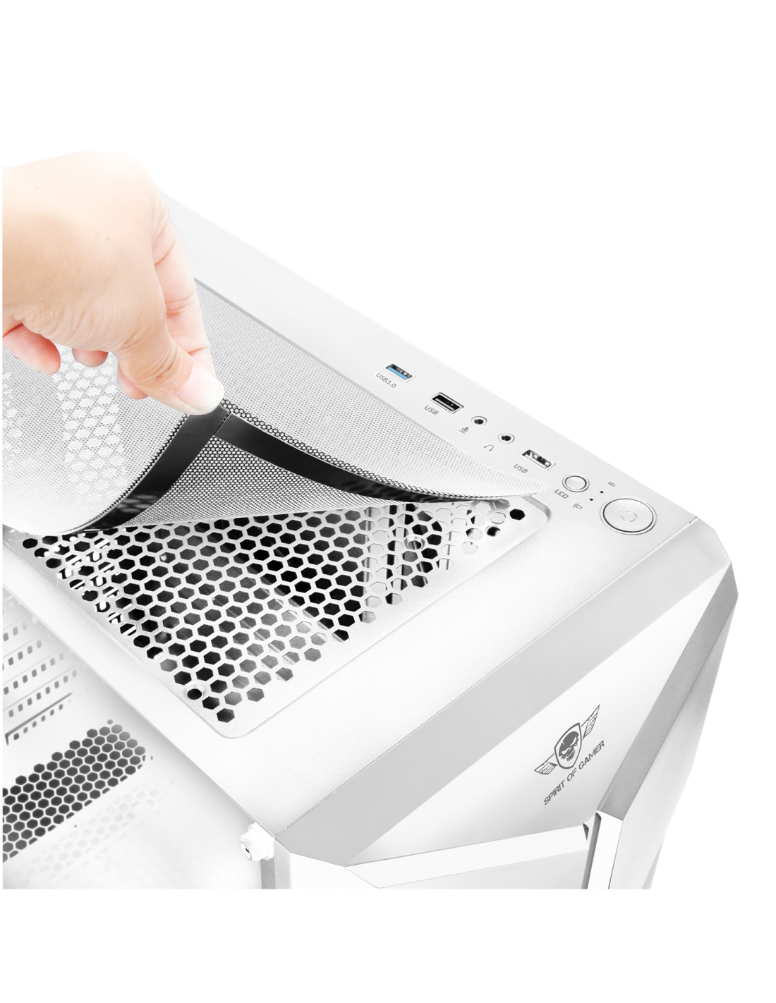 Mano che solleva la rete da un case per computer bianco con logo 'Spirit of Gamer' e porte.