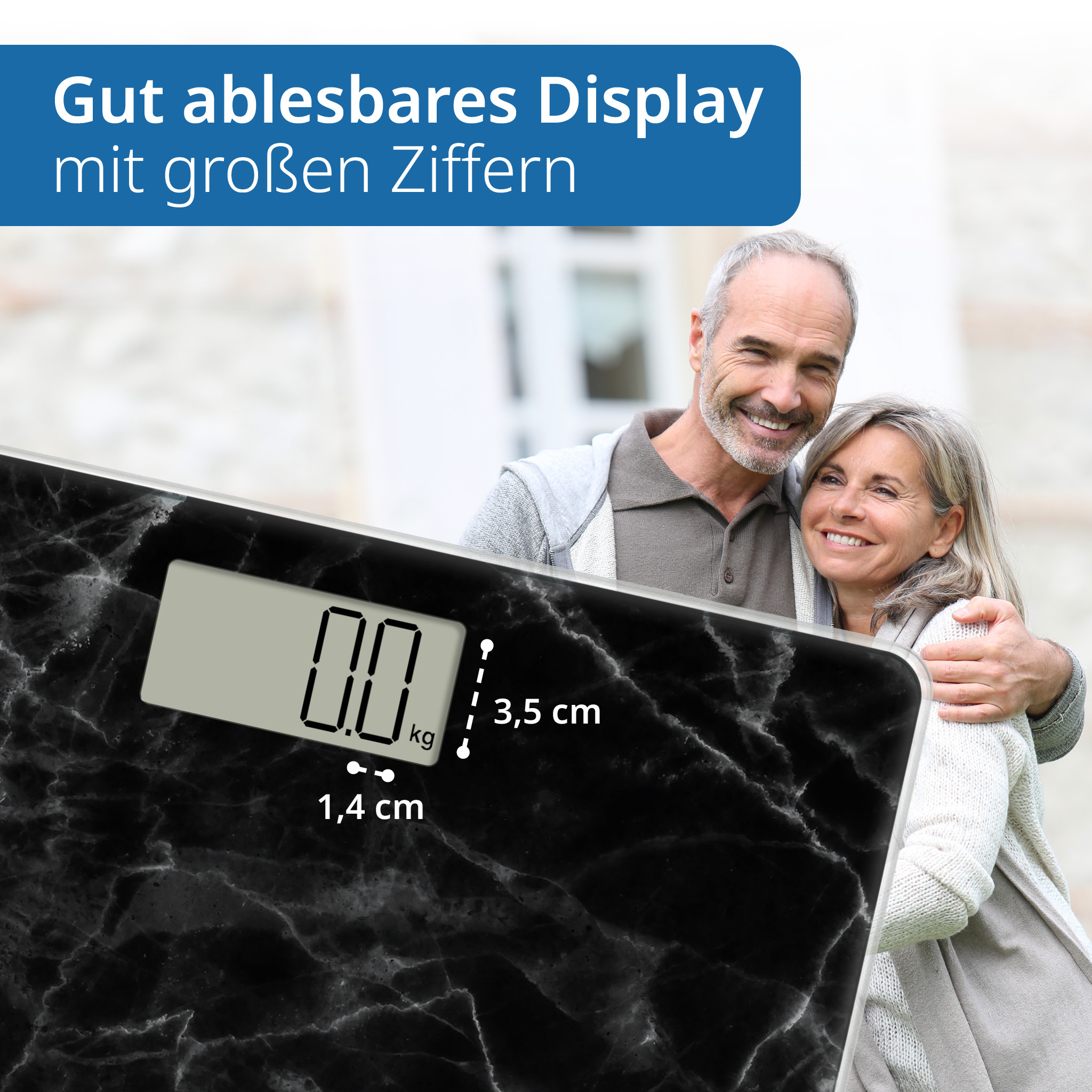 Waga cyfrowa z ludźmi w tle. Wyświetlacz pokazuje wagę.