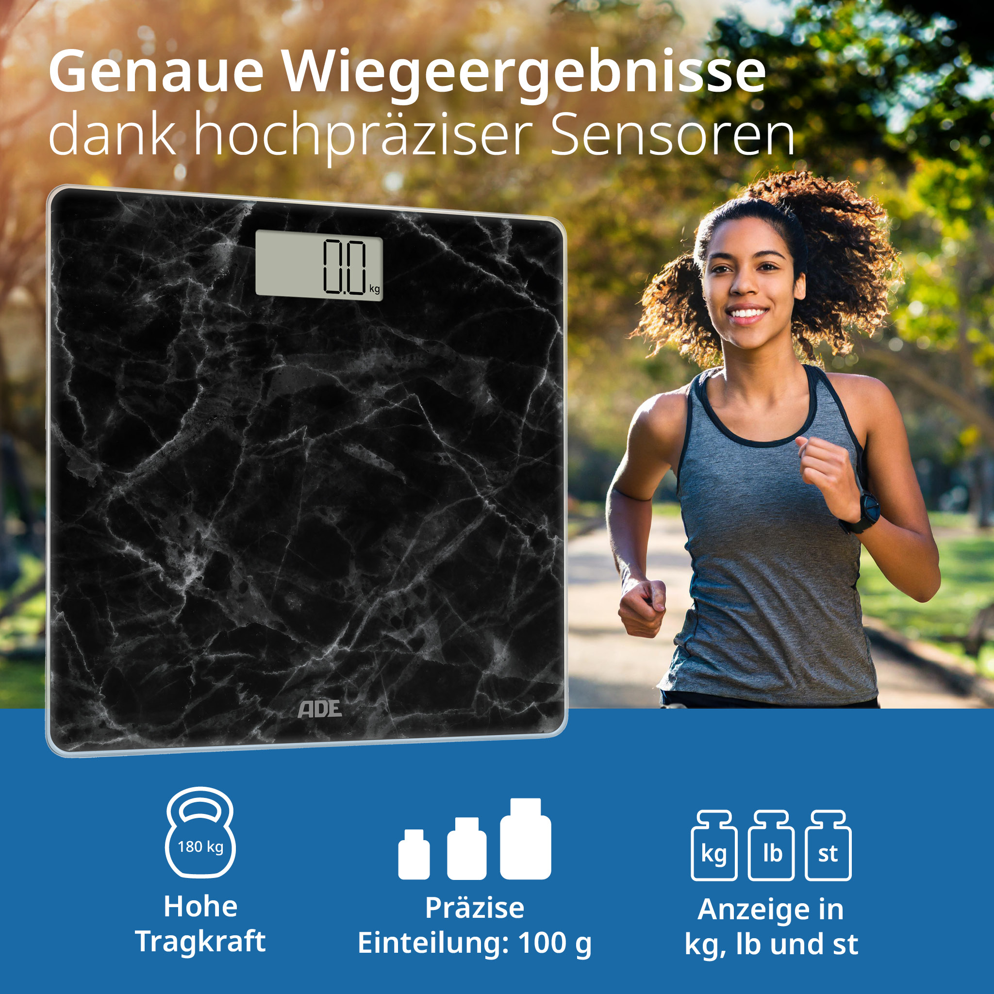 Kobieta biegnie z wagą cyfrową o czarnym marmurowym wzorze. Waga wskazuje 0,0 kg. Widoczne jest logo ADE.