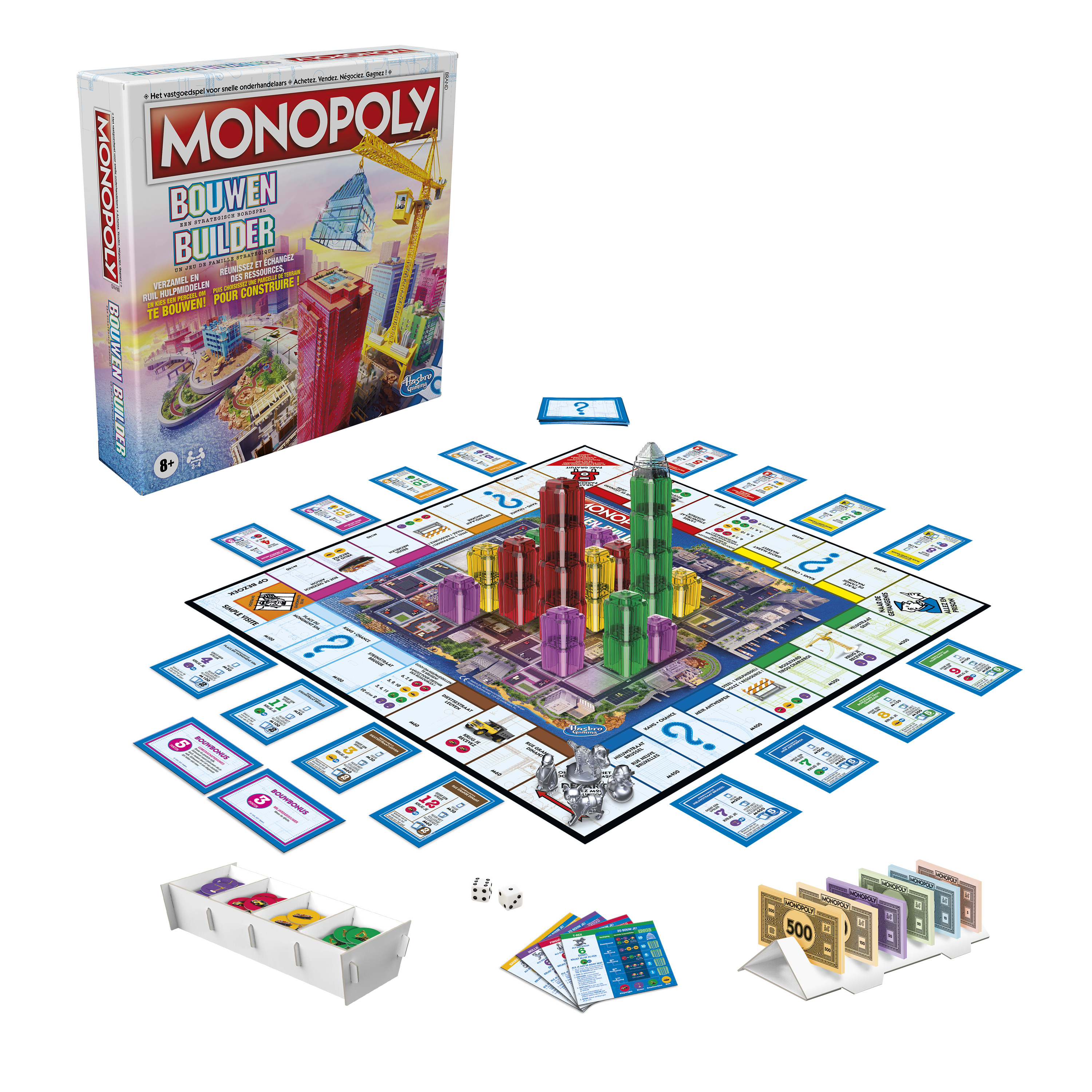 Monopoly Builder spelset op een witte achtergrond. Gebouwen en kaarten liggen rond het bord.