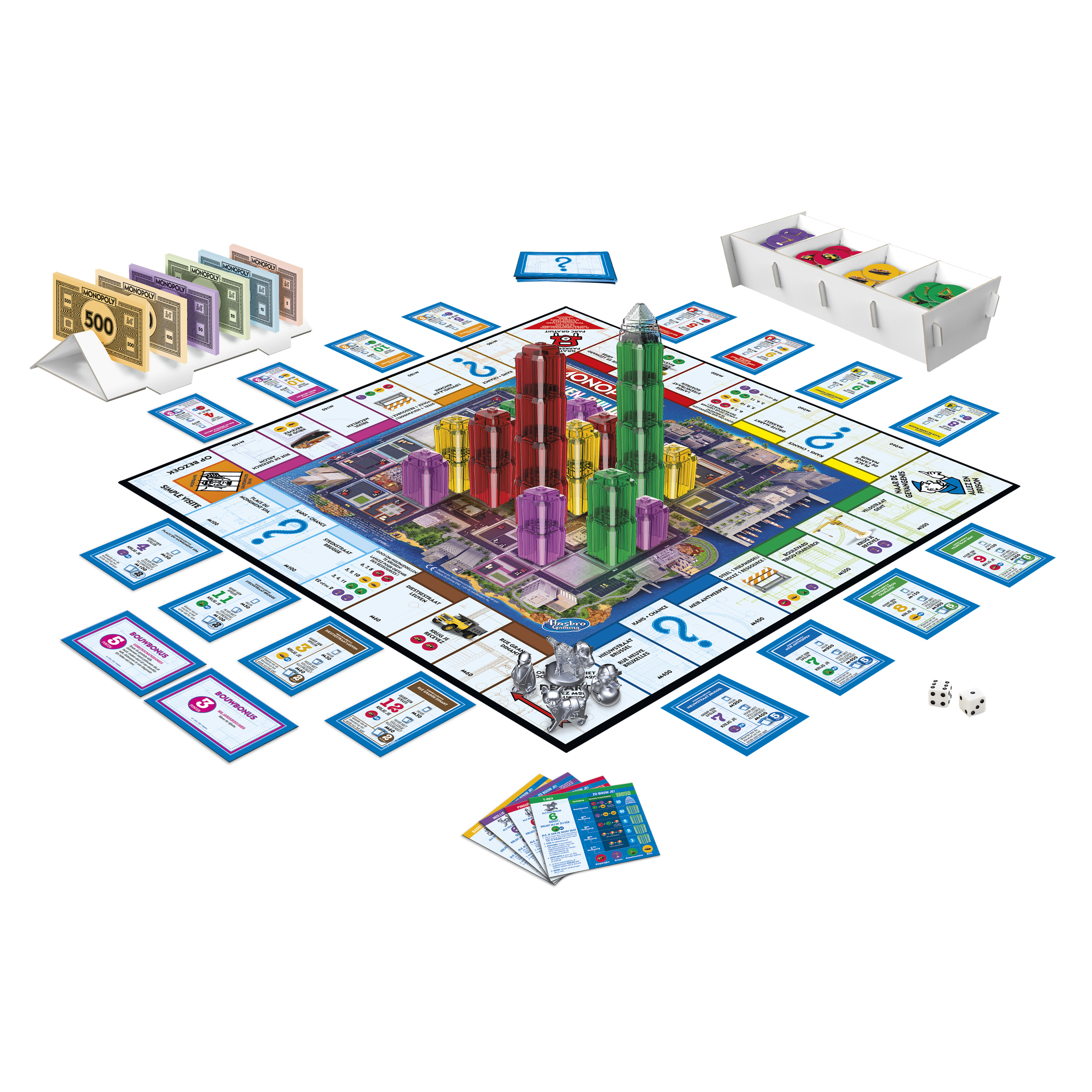 Monopoly bordspel met gebouwen, kaarten, dobbelstenen en geld op een witte ondergrond. Het spel staat klaar om te spelen.