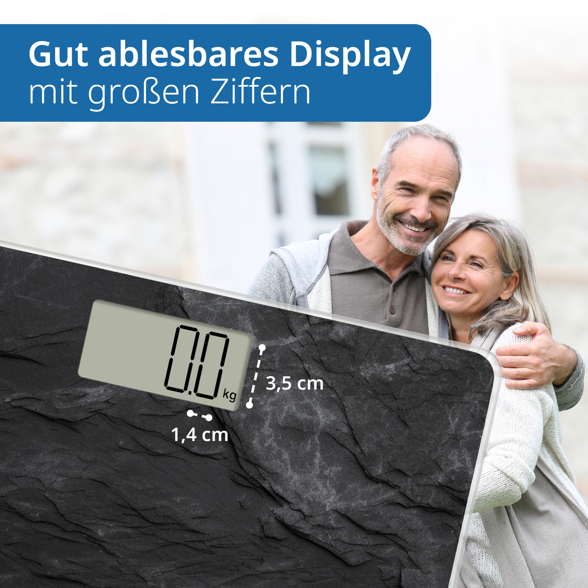 Starsza para uśmiecha się, obejmując się w pobliżu wagi cyfrowej pokazującej 0,0 kg.
