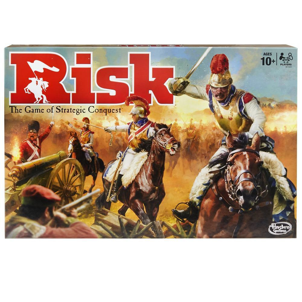 El juego de mesa Risk. El arte de la caja muestra soldados a caballo. El nombre del juego y las palabras 'The Game of Strategic Conquest'.