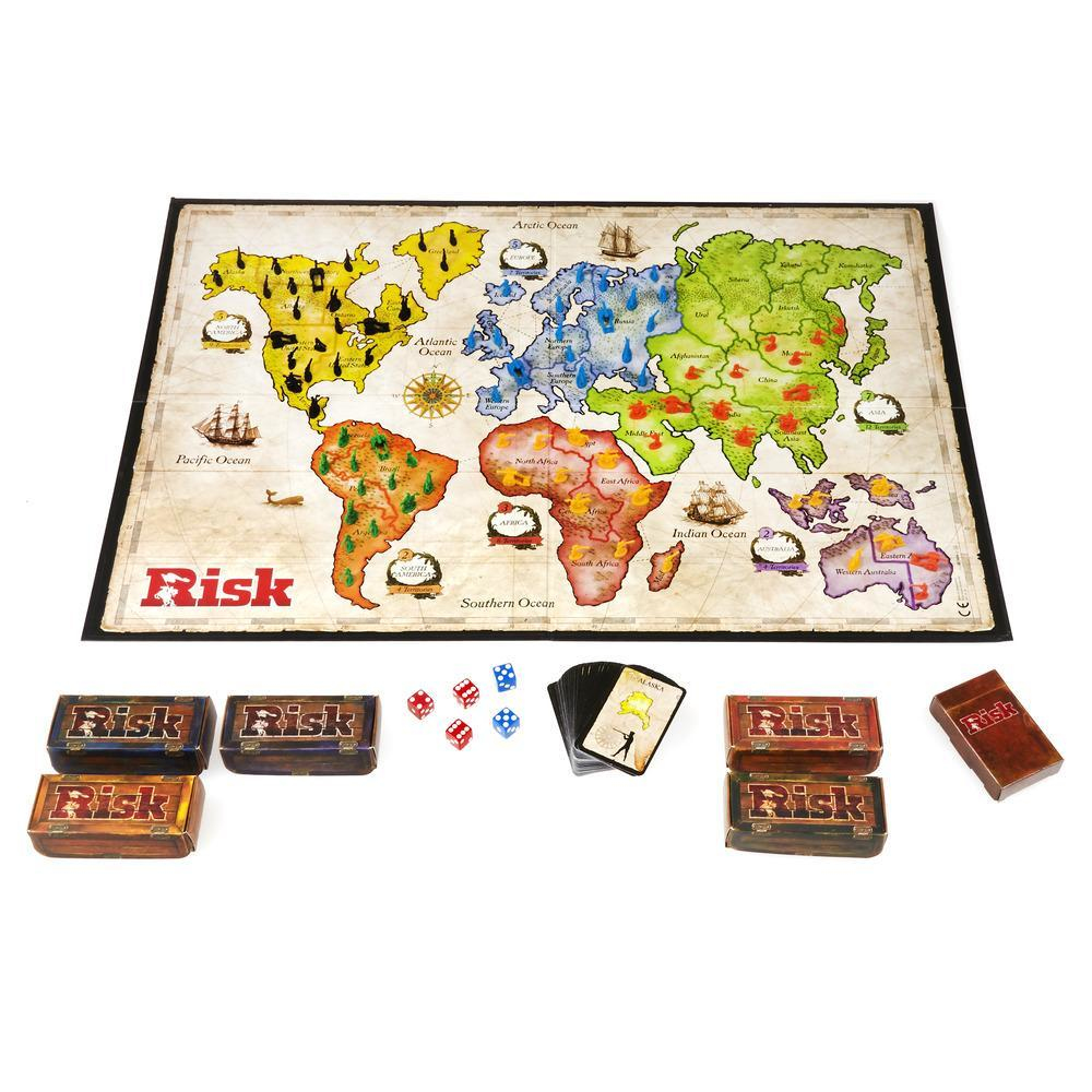 Juego de mesa Risk con mapa, piezas, dados y cartas. El tablero muestra un mapa mundial con territorios.