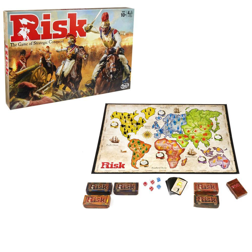 El juego de mesa Risk y sus componentes. El tablero muestra un mapa del mundo. Hay piezas de juego y dados.