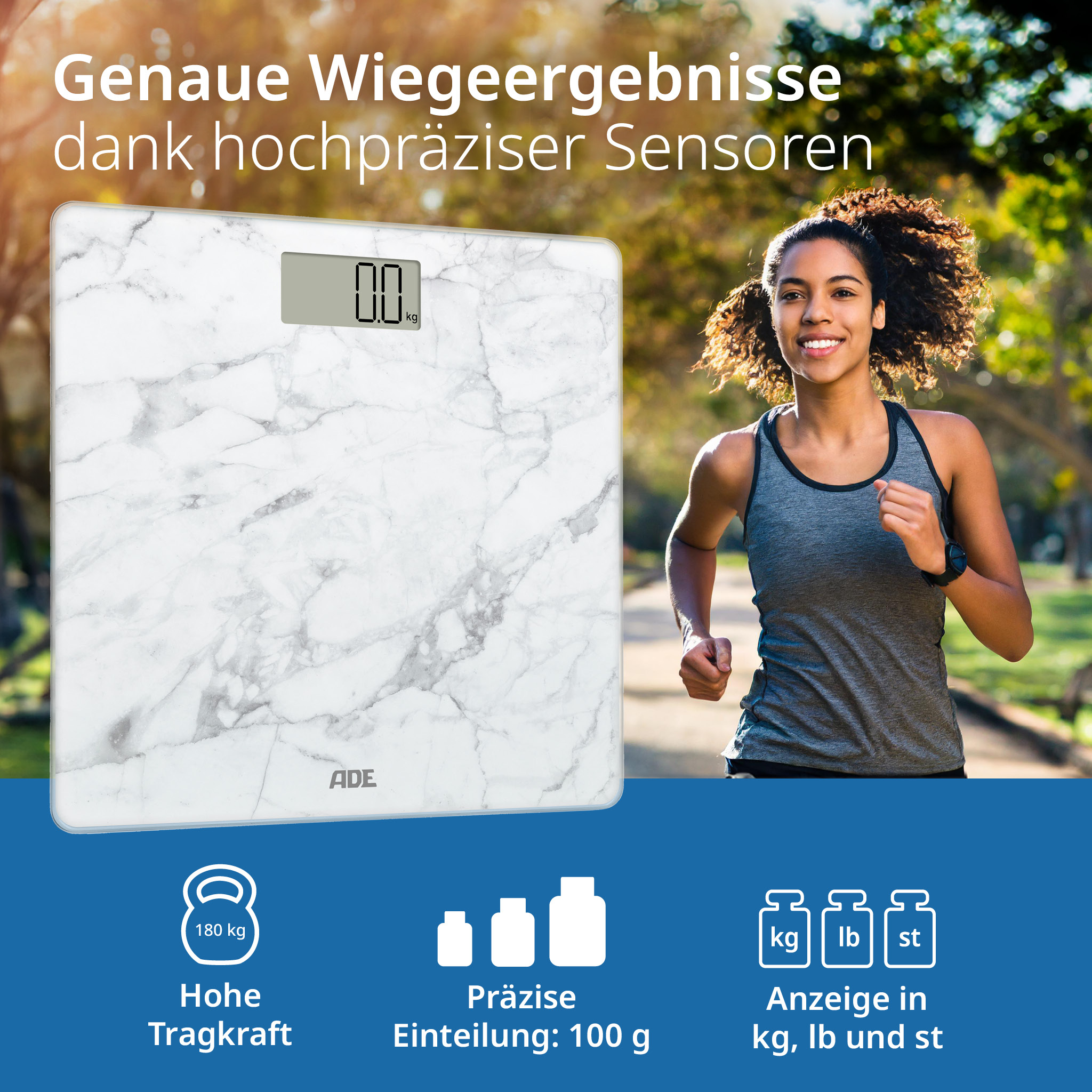 Kobieta biegnie w pobliżu wagi łazienkowej. Waga ma biały marmurowy wzór i pokazuje 0,0 kg.