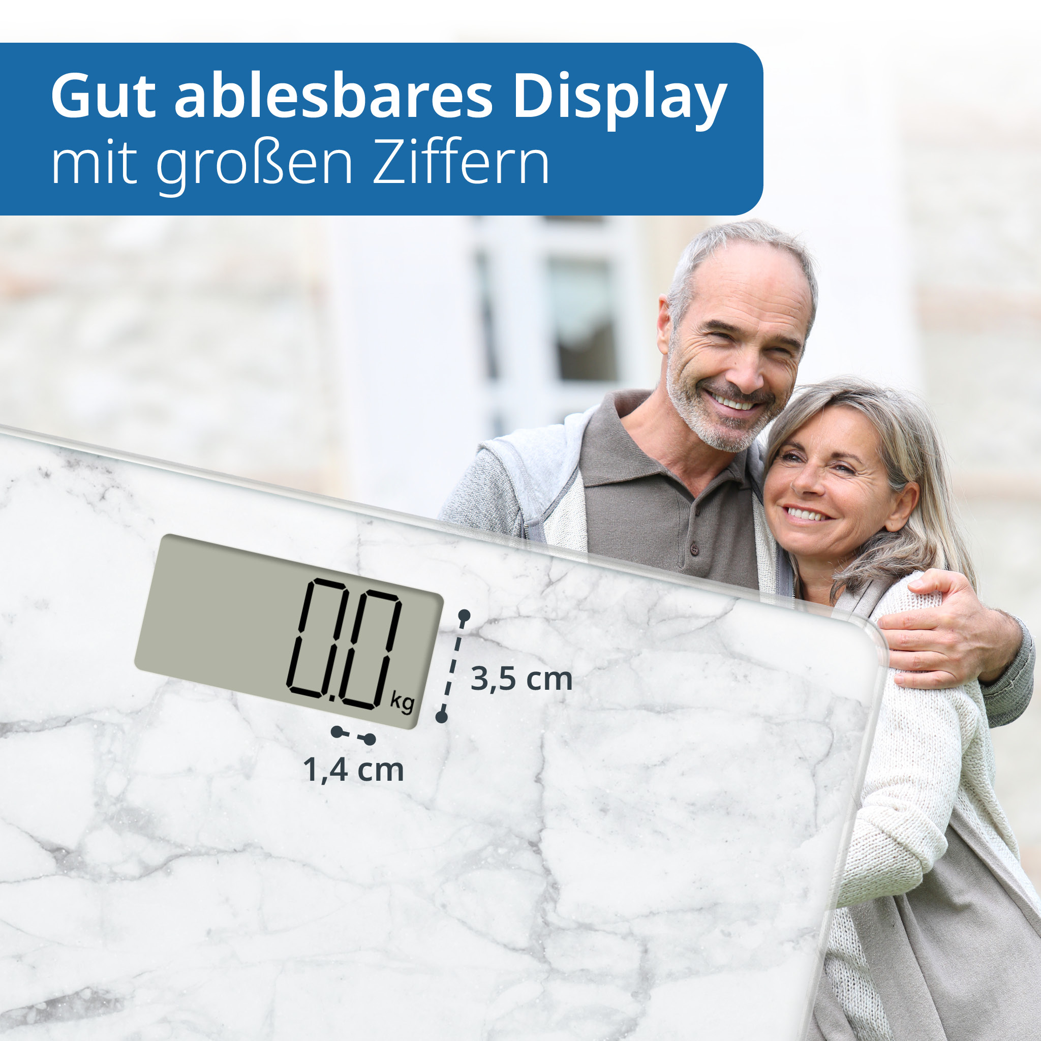 Para uśmiecha się trzymając białą wagę z wzorem marmuru. Waga pokazuje 0,0 kg.