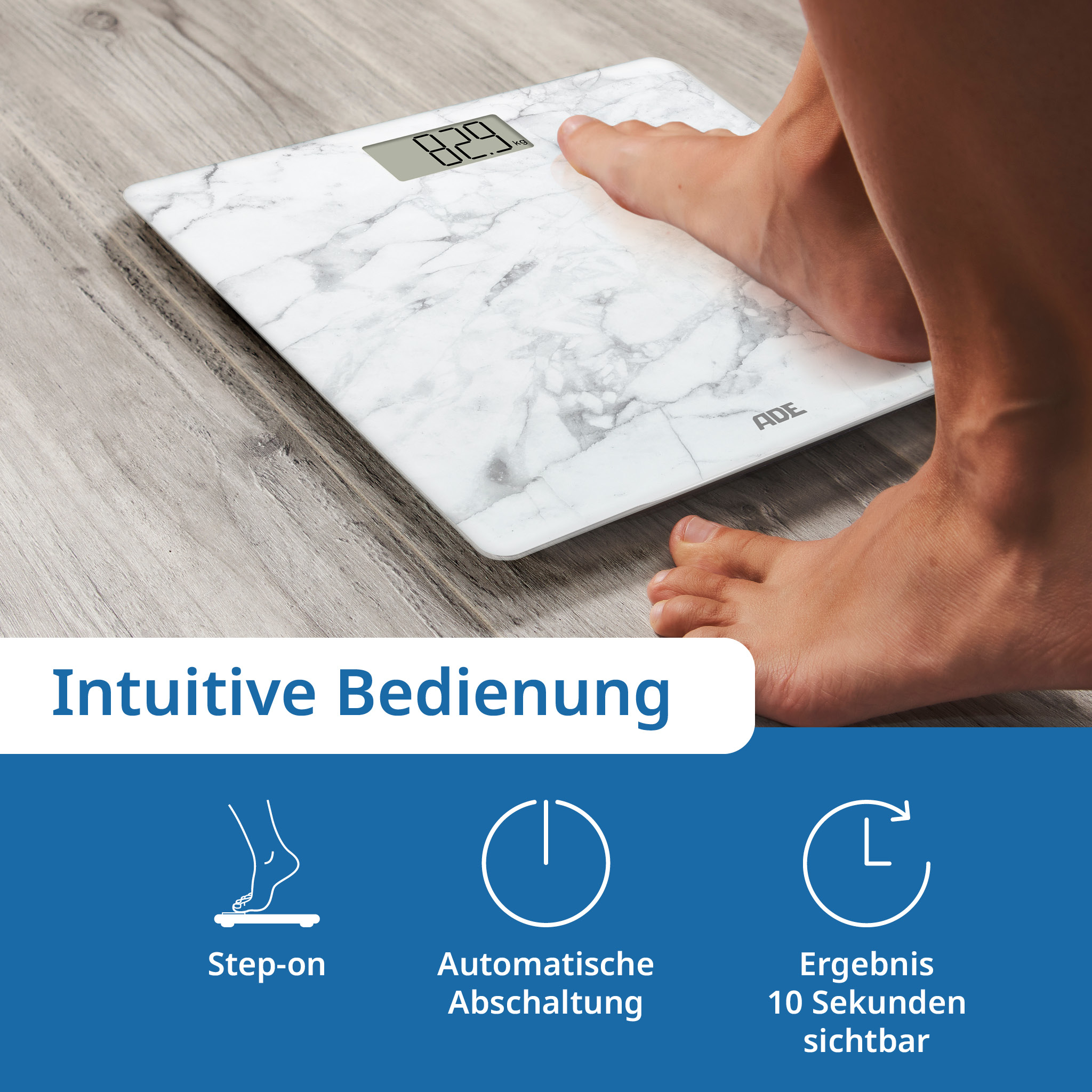 Osoba stojąca na białej marmurowej wadze, odczyt 82,9. Waga ma markę ADE.