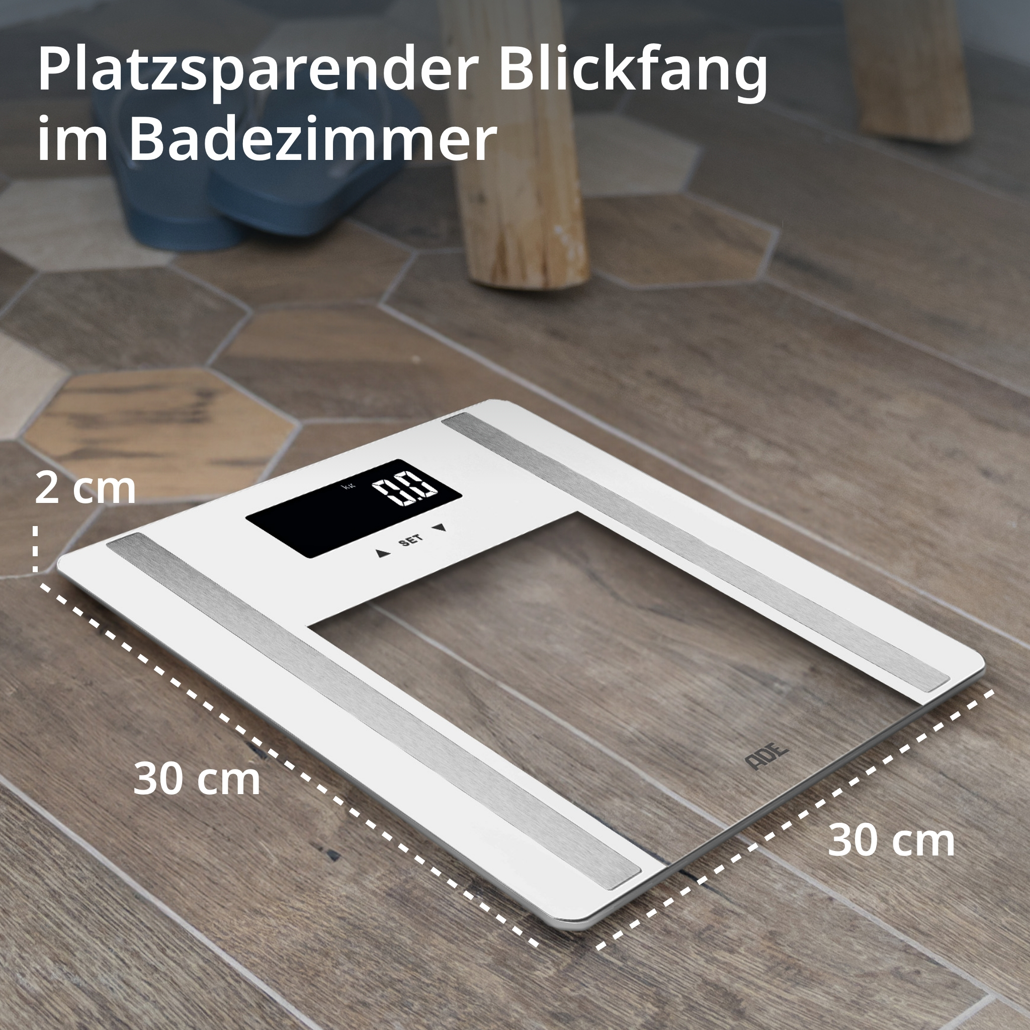 Biała waga cyfrowa na drewnianej podłodze, z wymiarami w centymetrach.