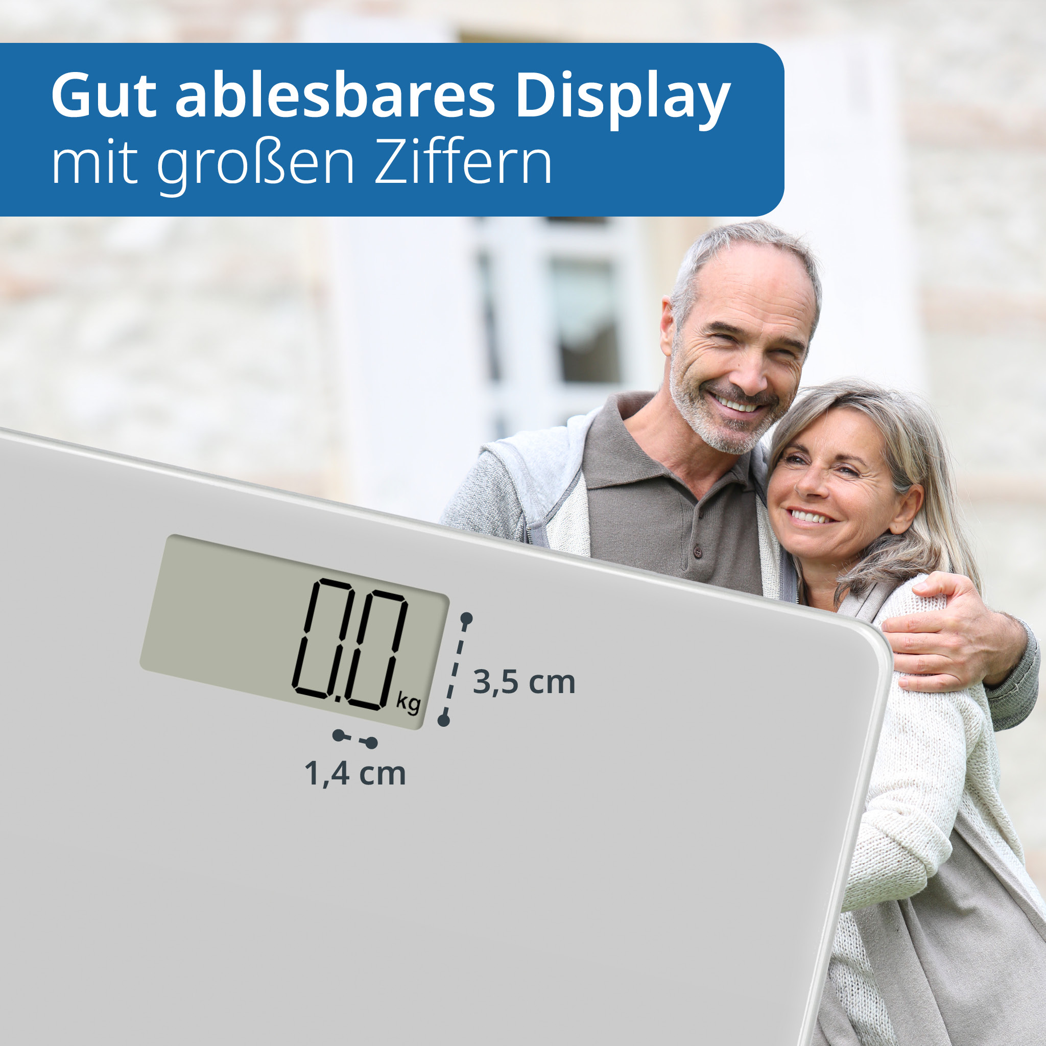 Una coppia di anziani sorridente, che tiene in mano una bilancia con display digitale che mostra 0,0 kg.