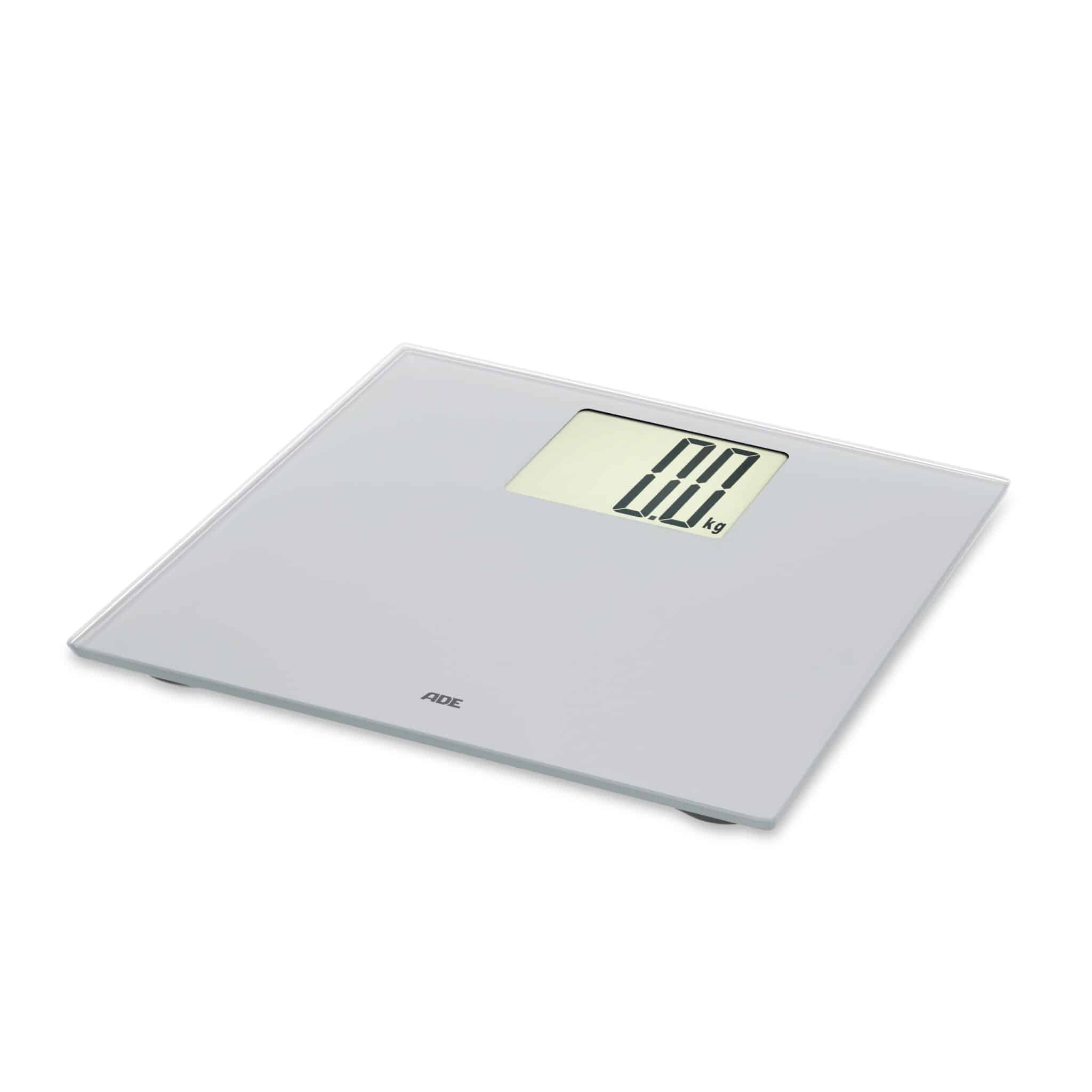 Biała cyfrowa waga łazienkowa pod kątem, wyświetlająca 0,0 kg. Marka 'ADE' jest widoczna.