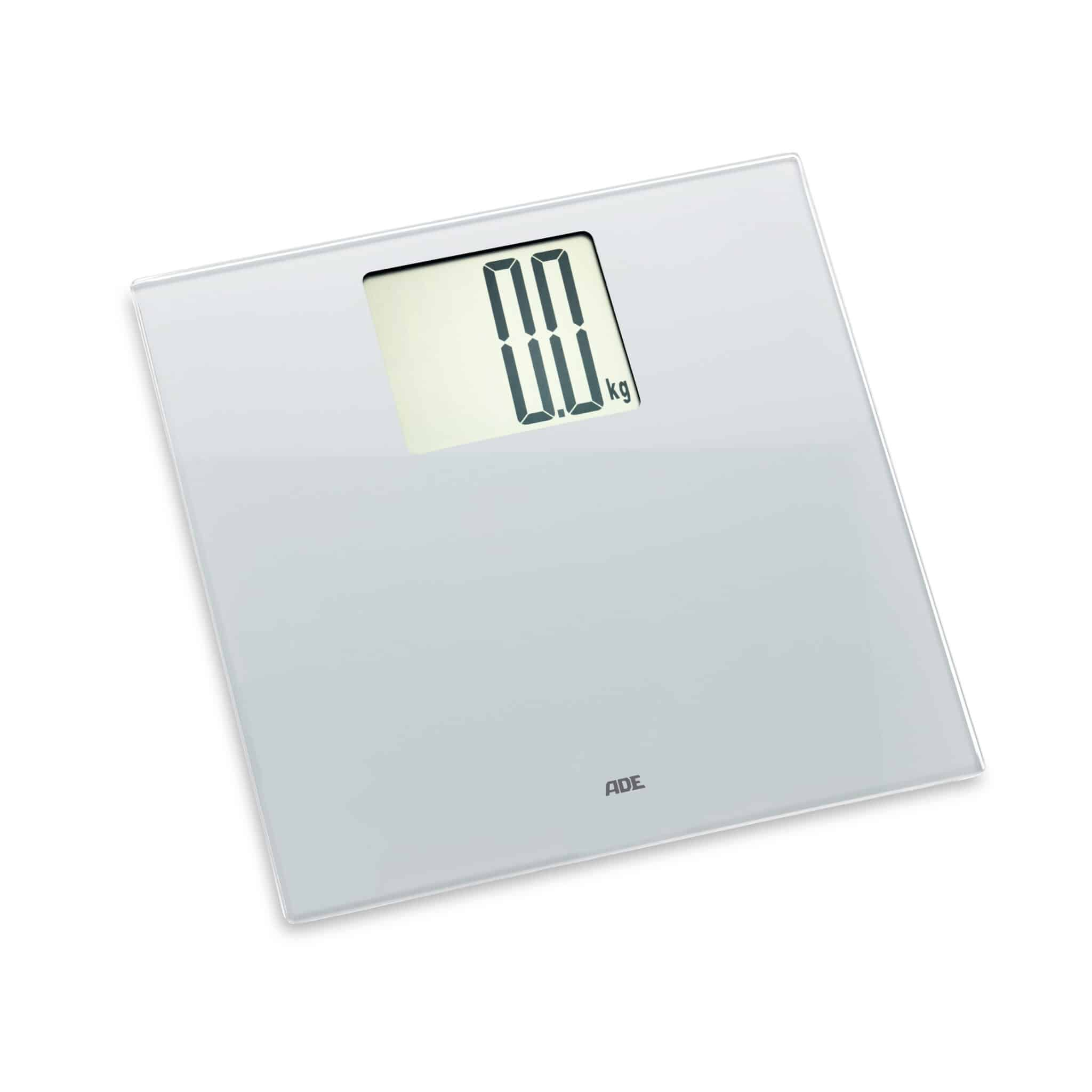 Biała cyfrowa waga łazienkowa pod kątem, wyświetlająca 0,0 kg. Marka 'ADE' jest widoczna.