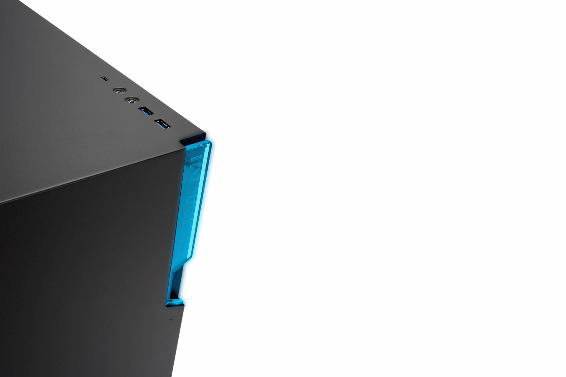 Zbliżenie czarnej obudowy komputera, pokazujące róg z niebieskim paskiem świetlnym.