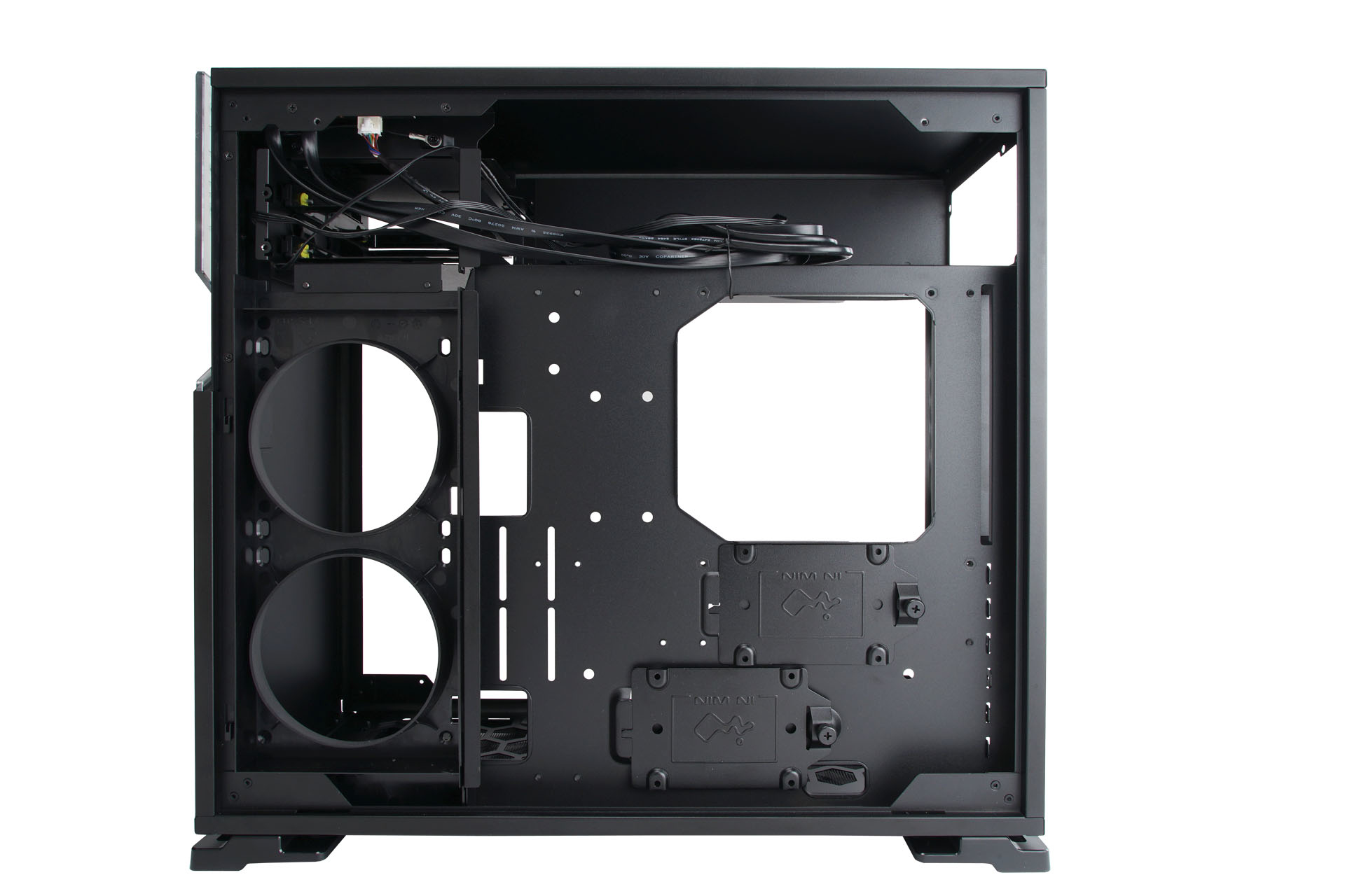 Czarna obudowa komputera, otwarta, z widocznymi elementami wewnętrznymi na białym tle.