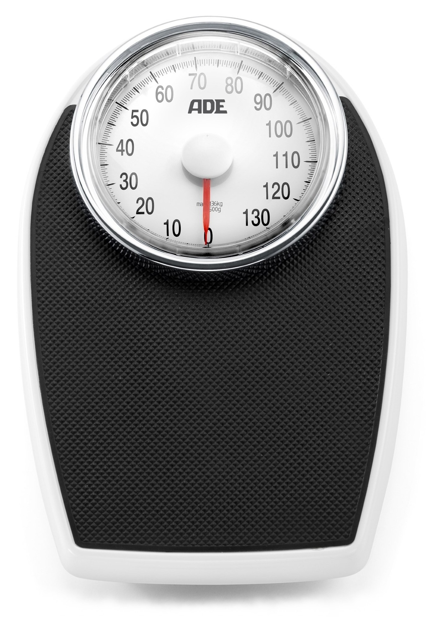 Czarno-biała waga łazienkowa. Ma okrągłą tarczę z czerwoną wskazówką i teksturowaną powierzchnią.