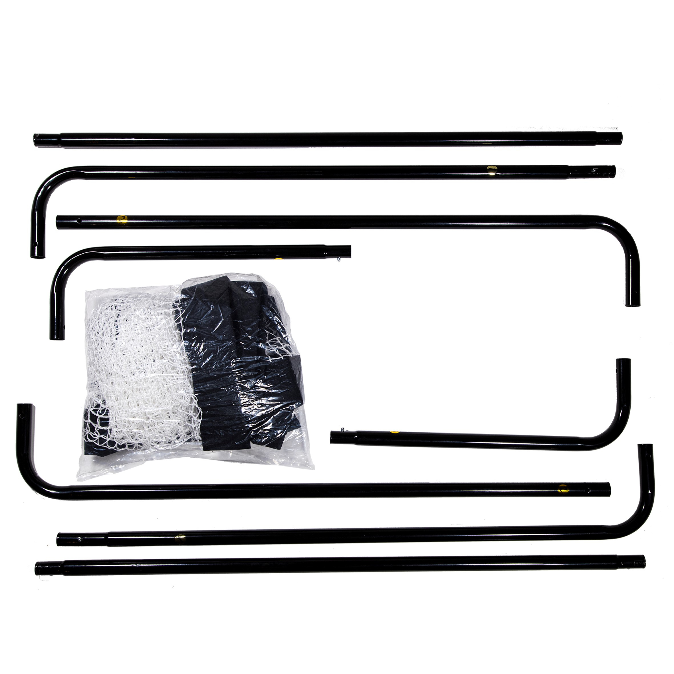 Componenti del telaio in metallo nero. Una rete in un sacchetto di plastica. Parti per una porta da calcio.