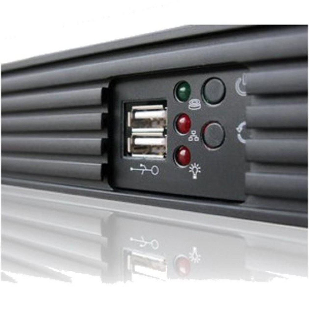 Primo piano del pannello frontale nero del server con porte USB, pulsanti di accensione e spie.