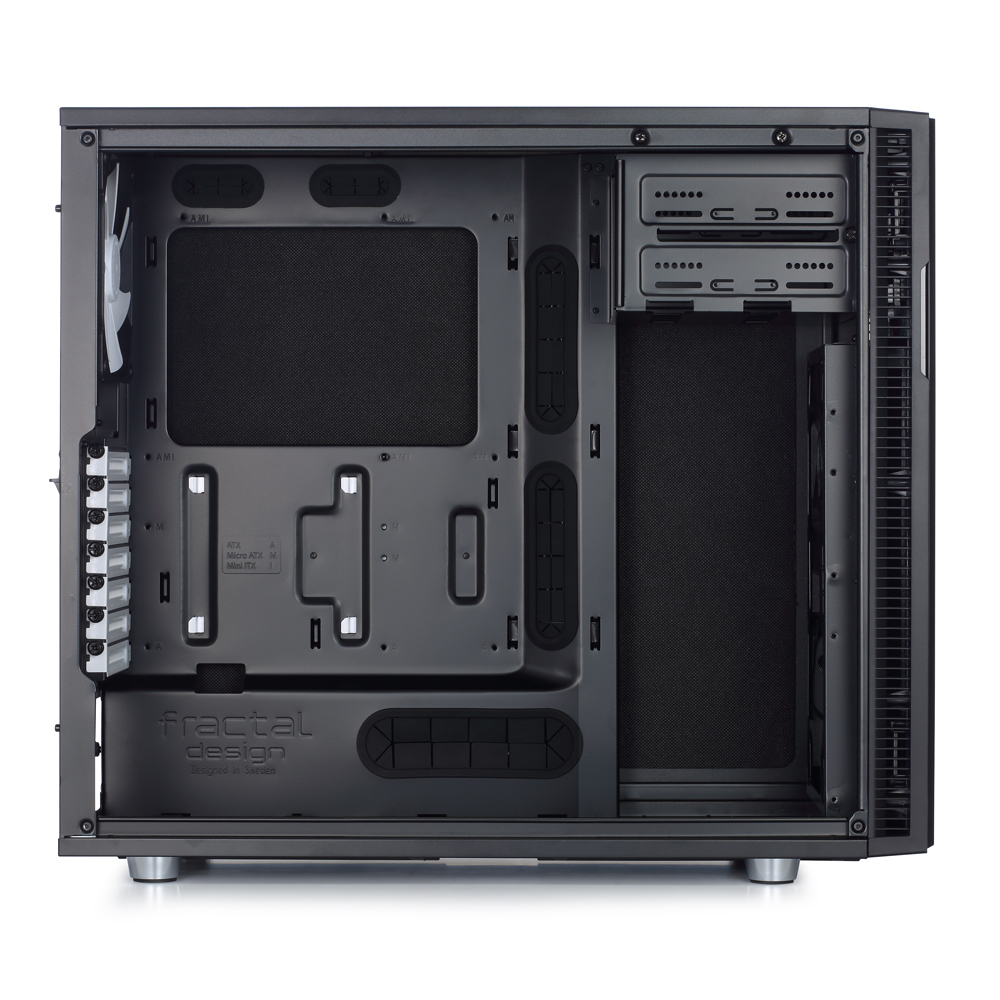 Interno di un case per computer nero con componenti interni visibili. Sfondo bianco.