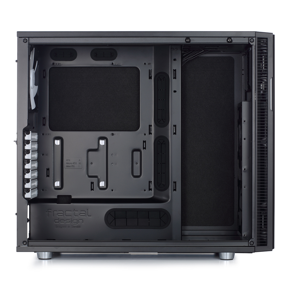 Interno di un case per computer nero aperto con componenti visibili, una ventola sul retro.