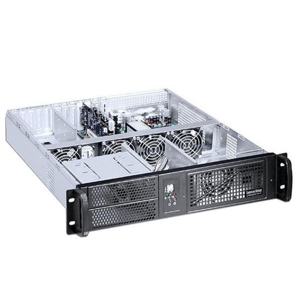 All'interno di un case di server per computer con ventole e circuiti stampati visibili, su sfondo bianco.