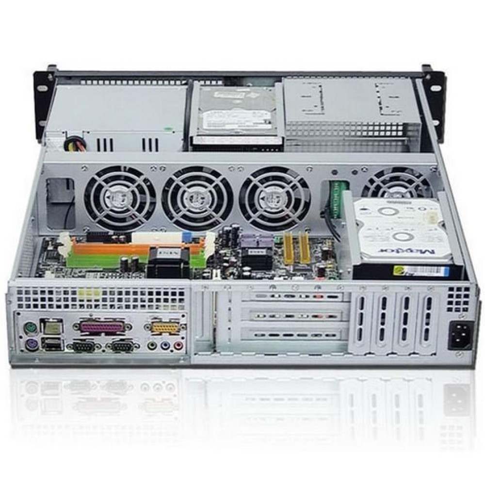All'interno di un case di server per computer con ventole, dischi rigidi e circuiti stampati visibili, su sfondo bianco.