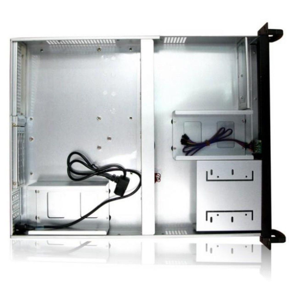 All'interno di un case per computer. Mostra il telaio vuoto, con il pannello posteriore e i supporti laterali.