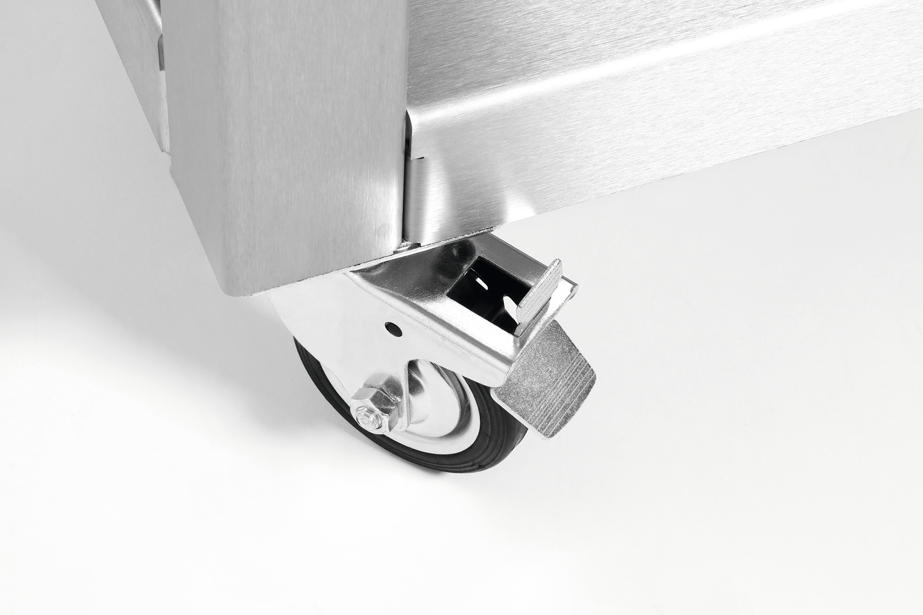 Zbliżenie metalowego koła przymocowanego do konstrukcji. Koło jest czarne ze srebrną ramą.