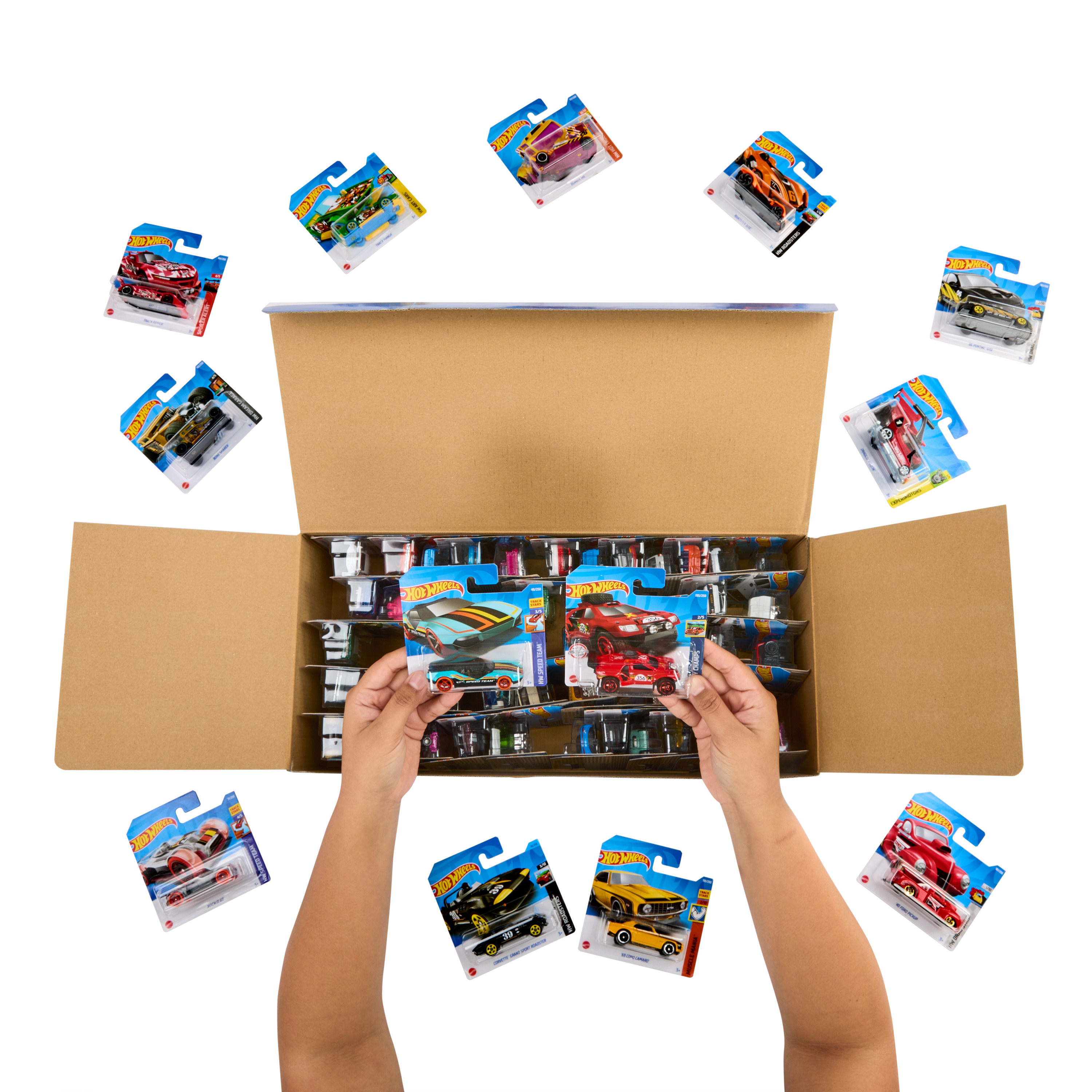 Hände halten mehrere Hot Wheels-Verpackungen. Viele Autos sind sichtbar.