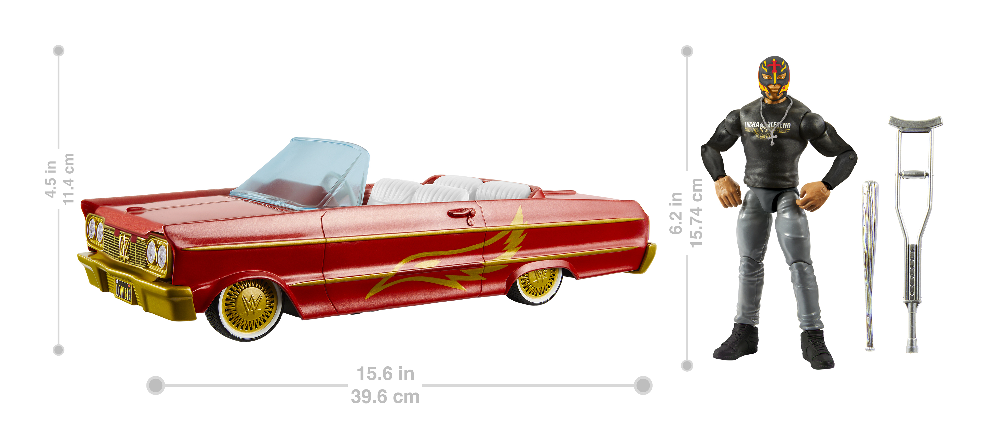 Auto giocattolo cabriolet rossa, action figure e stampelle su sfondo bianco.