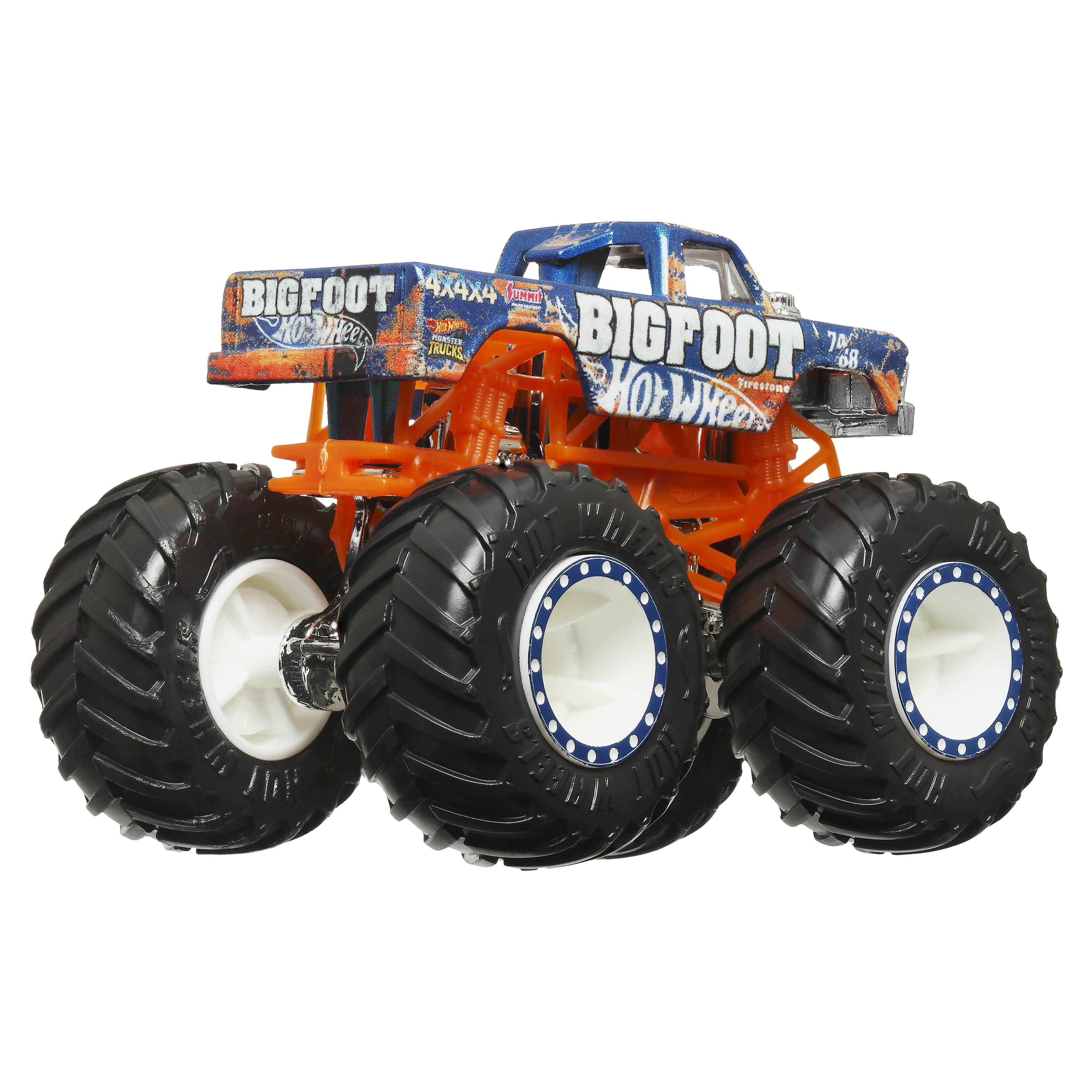 Bigfoot Monstertruck-Spielzeug. Blaues Führerhaus, orangefarbener Rahmen, große schwarze Reifen mit weißen Felgen und blauen Punkten.