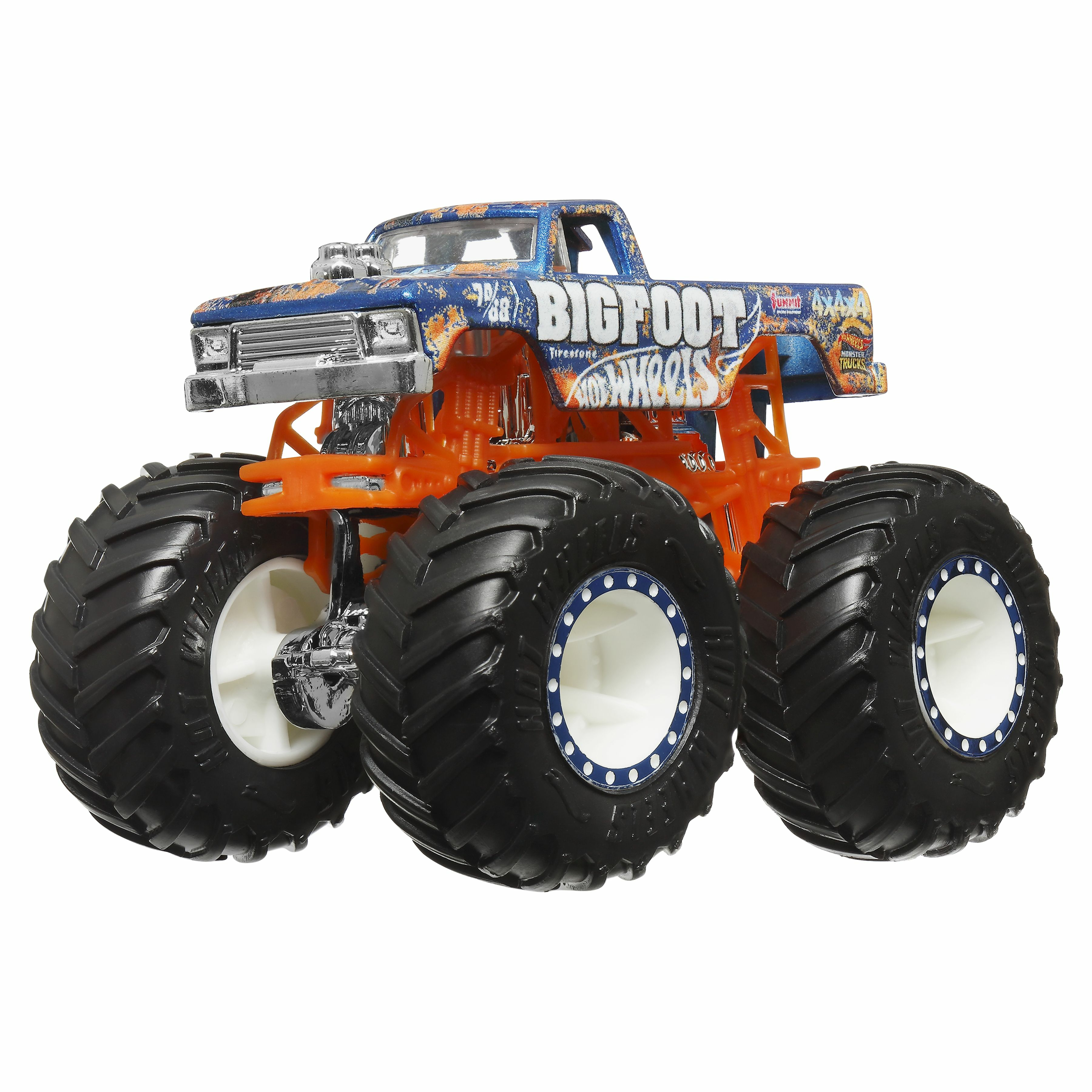 Bigfoot Monstertruck. Blaues Führerhaus, orangefarbener Rahmen, große schwarze Reifen mit weißen Felgen und blauen Punkten.