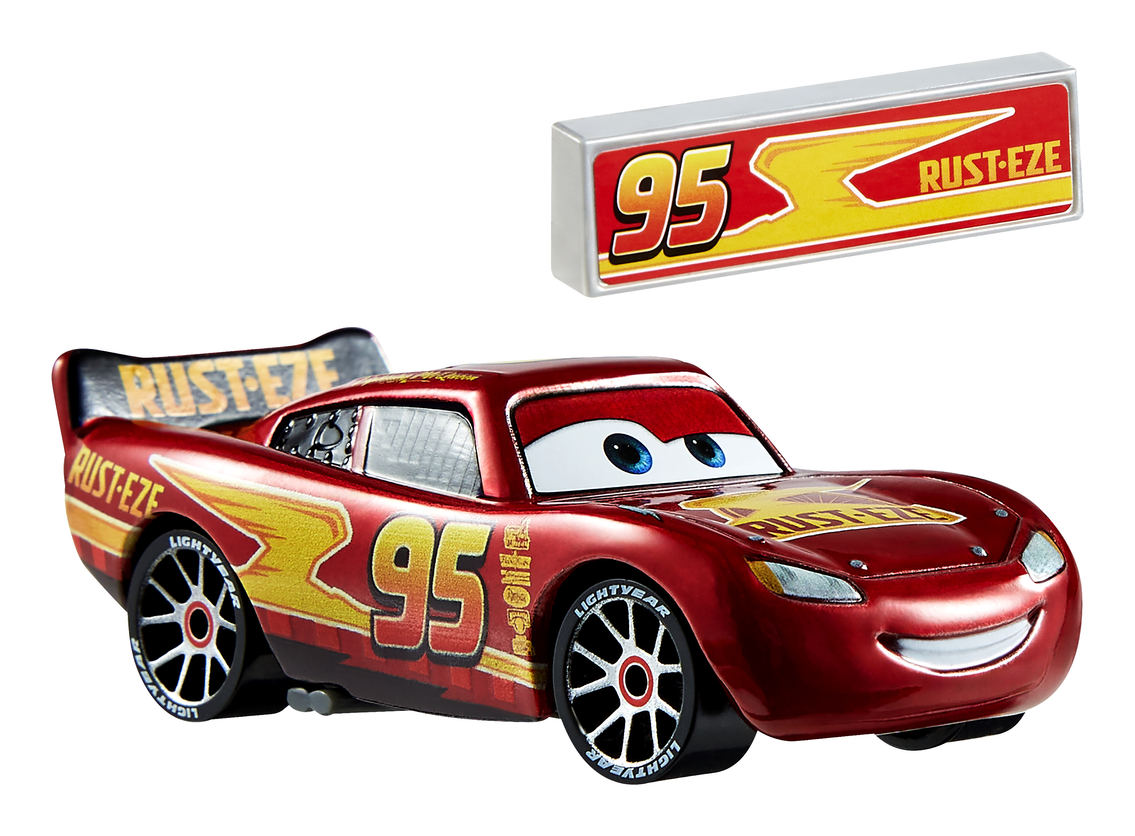 Coche rojo Lightning McQueen con el número 95, un letrero plateado y el logotipo RUST-EZE.