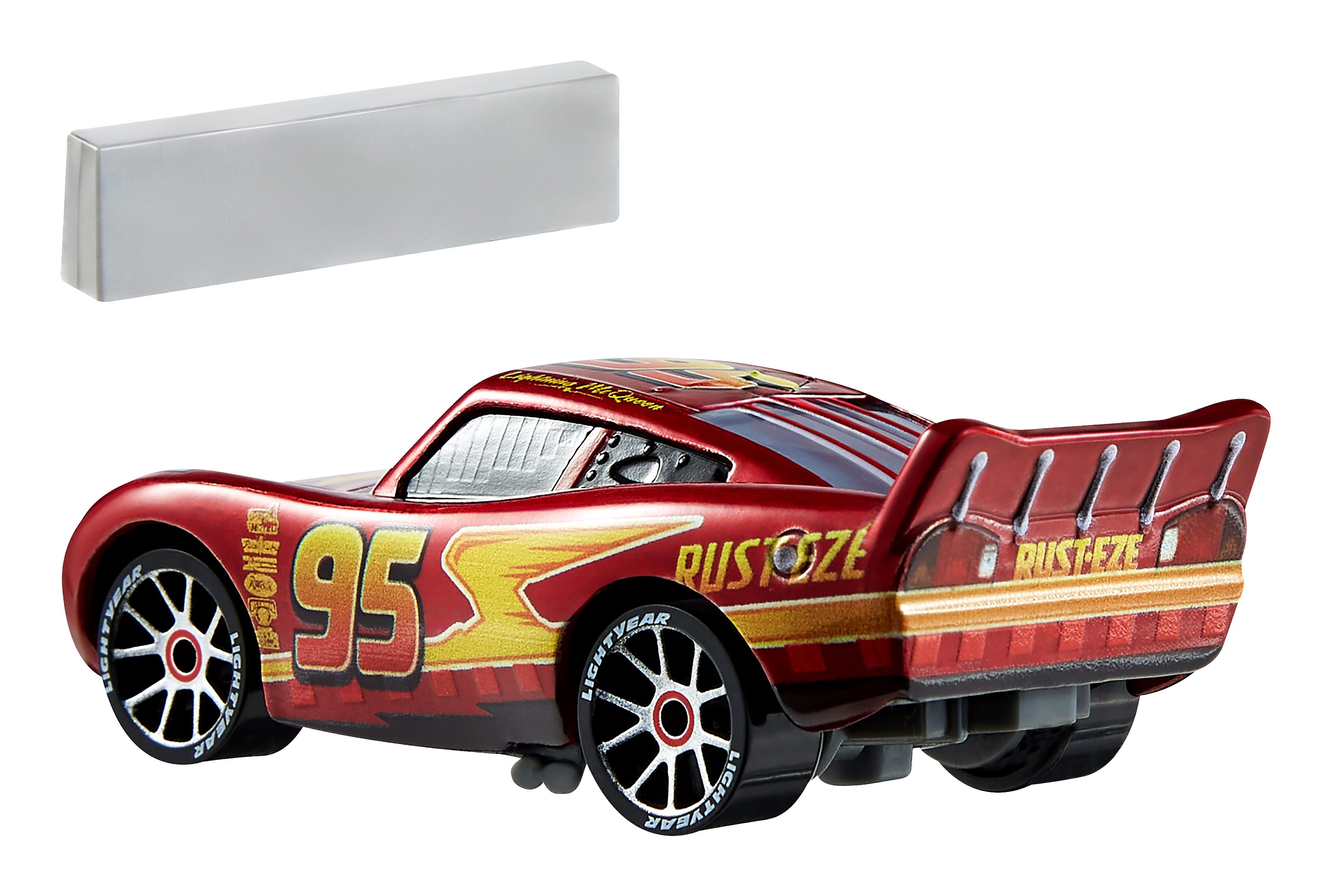 Lightning McQueen rojo con el número 95 y el logo RUST-EZE, una señal plateada arriba.