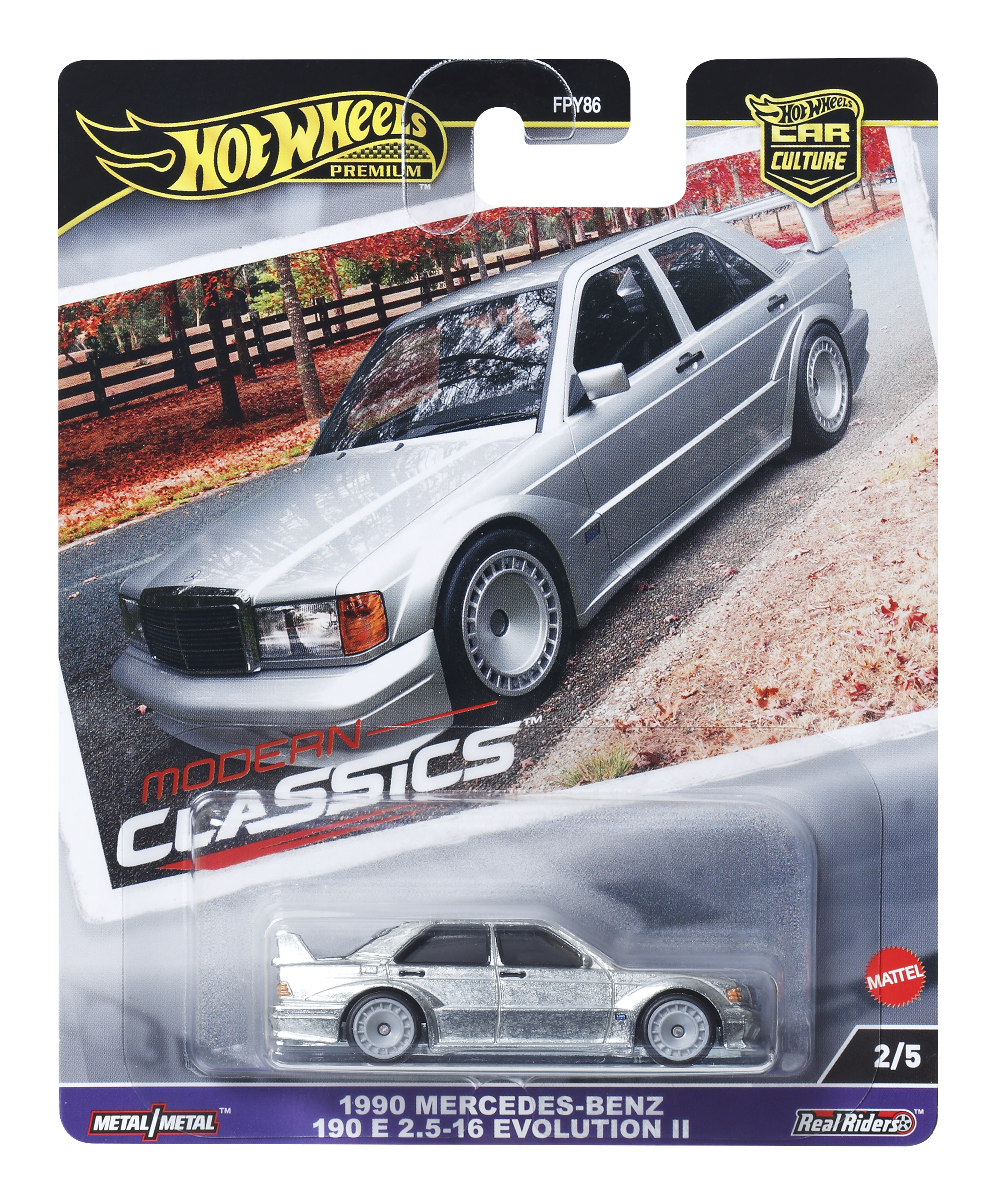 Silbernes Spielzeugauto in einer Blisterpackung. Die Verpackung zeigt ein Auto auf einer Rennstrecke. Weißer Hintergrund.