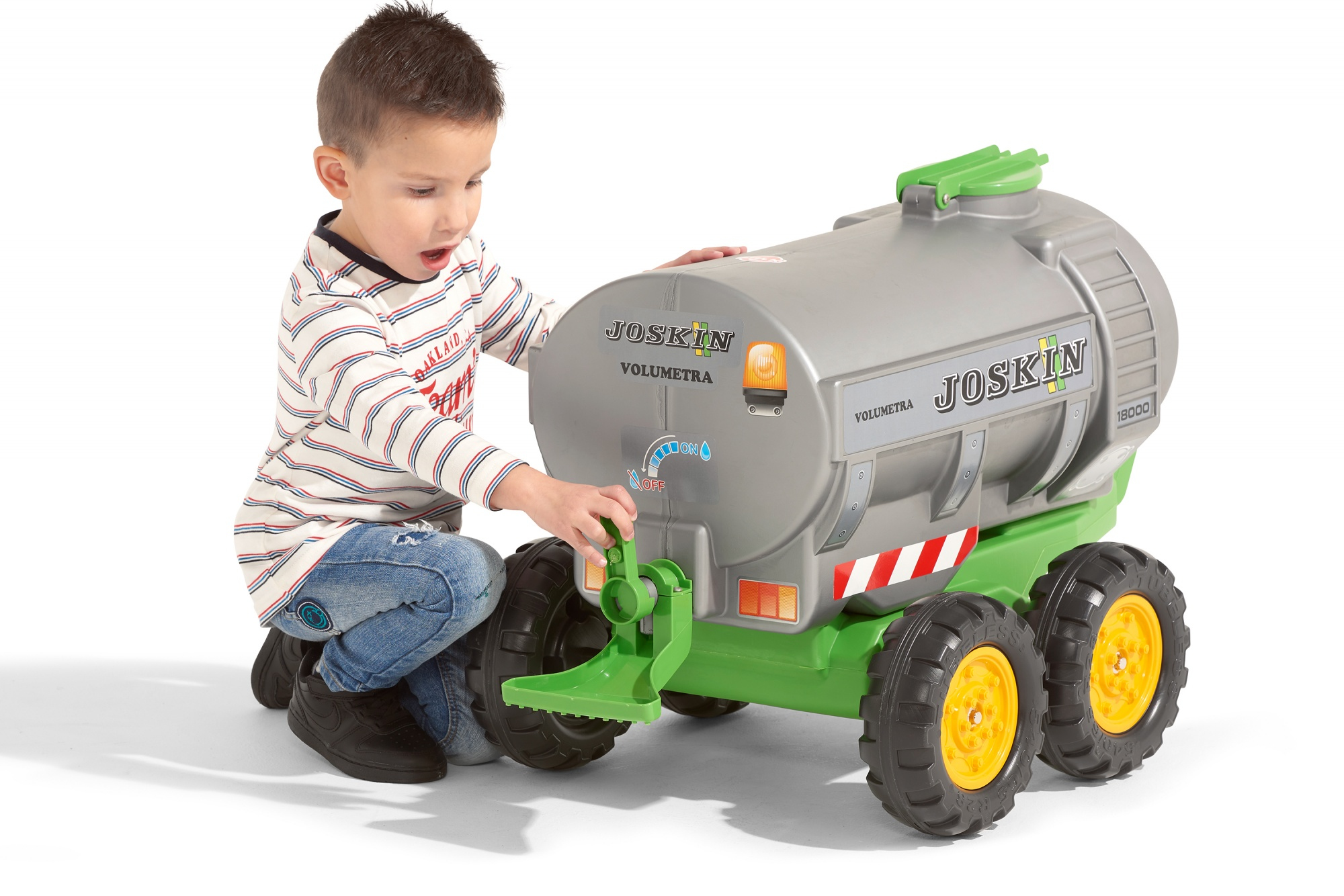 Un bambino gioca con un grande serbatoio d'acqua giocattolo grigio e verde.