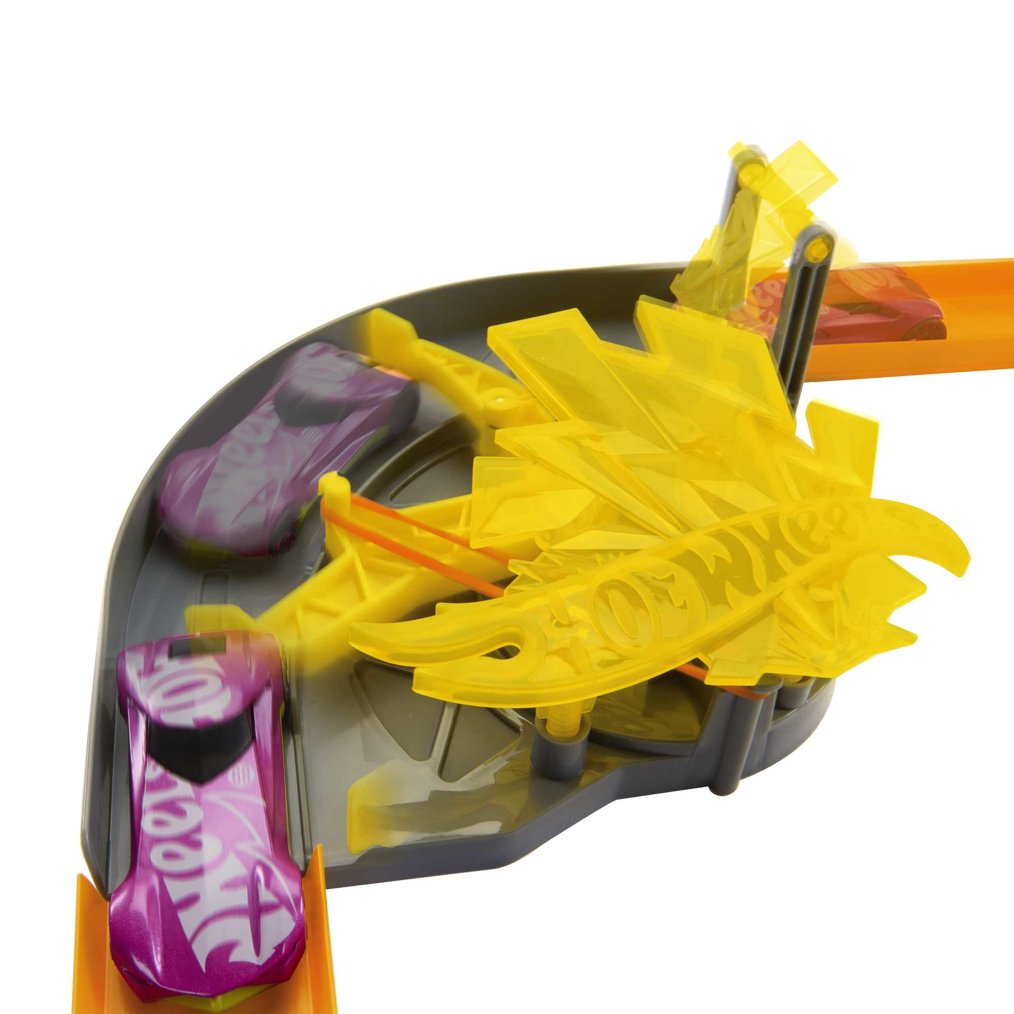 Tor Hot Wheels z dwoma samochodami w wyścigu. Widoczne żółte elementy i logo.